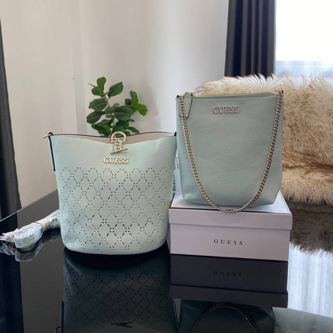 Guess Amara Bucket Handbag ซื้อ 1 ได้ถึง 2 กระเป๋ารุ่นใหม่ล่าสุดทรงถังสุดน่ารัก พิมพ์ลายรอบใบ วัสดุหนังนิ่มคุณภาพดี นิ่ม น้ำหนักเบา ด้านหน้าประดับด้วยโลโก้แบรนด์สวยโดดเด่น เปิด-ปิดด้วยด้วยตัวคล้องอะไหล่เงินสะดวกใช้ ด้านในโล่ง มีสายยาวปรับระดับได้มาให้ มาพ