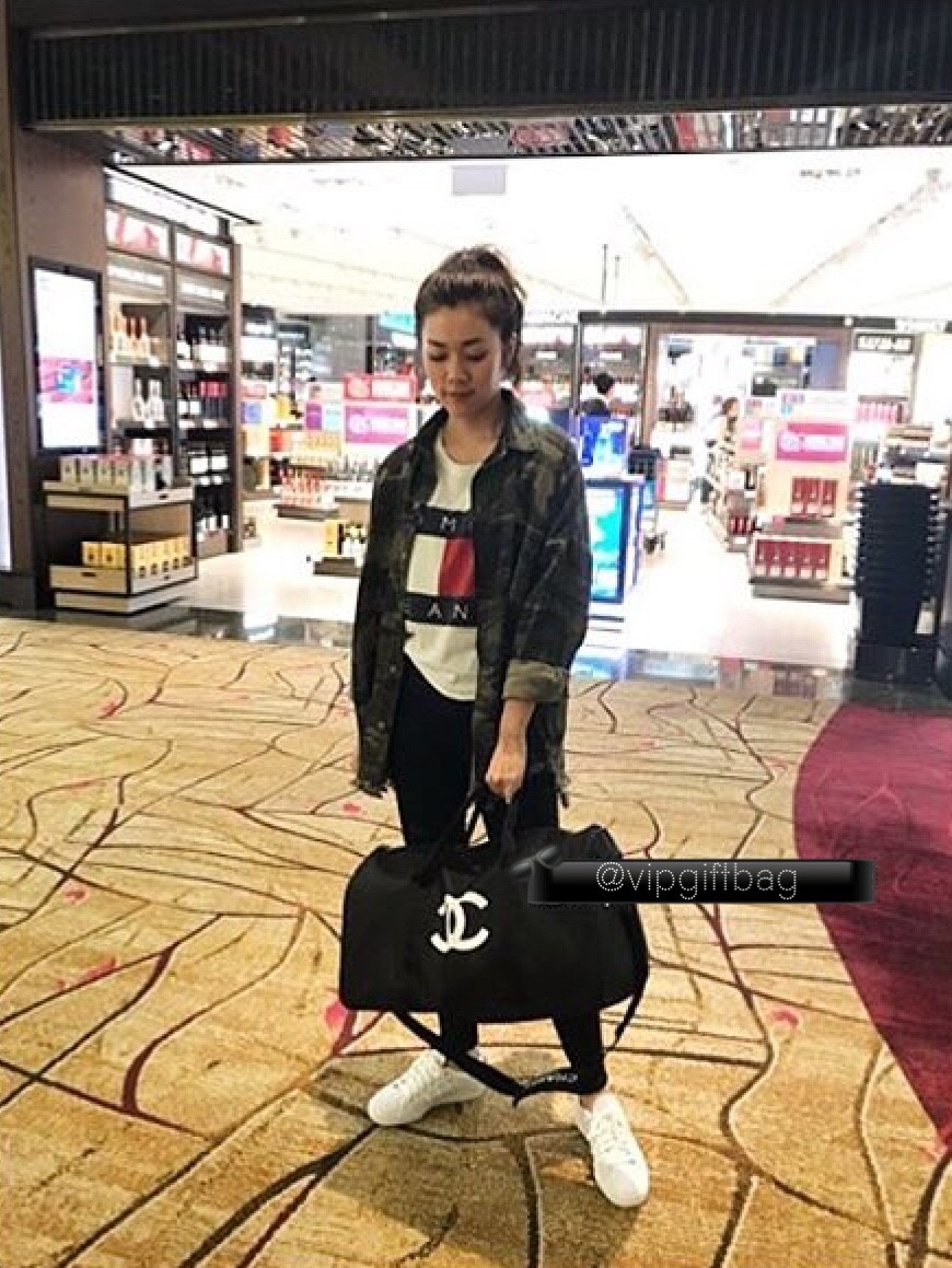 Chanel Duffel / Travel Bag กระเป๋าแบรนด์ Chanel VIP gift Bag ของแท้ 100% ใช้เป็นกระเป๋าเดินทางหรือหิ้วไปฟิตเนส ไปยิม เก๋ๆก็ได้ค่ะ หัวซิปปั้มโลโก้ ด้านในเป็นช่องกว้าง และมีอีกหนึ่งช่องซิป ทำจากผ้าหนาผิวมัน กันน้ำได้ ดูเรียบ แต่หรู มาพร้อมสายยาว ถอดสายได้ ก