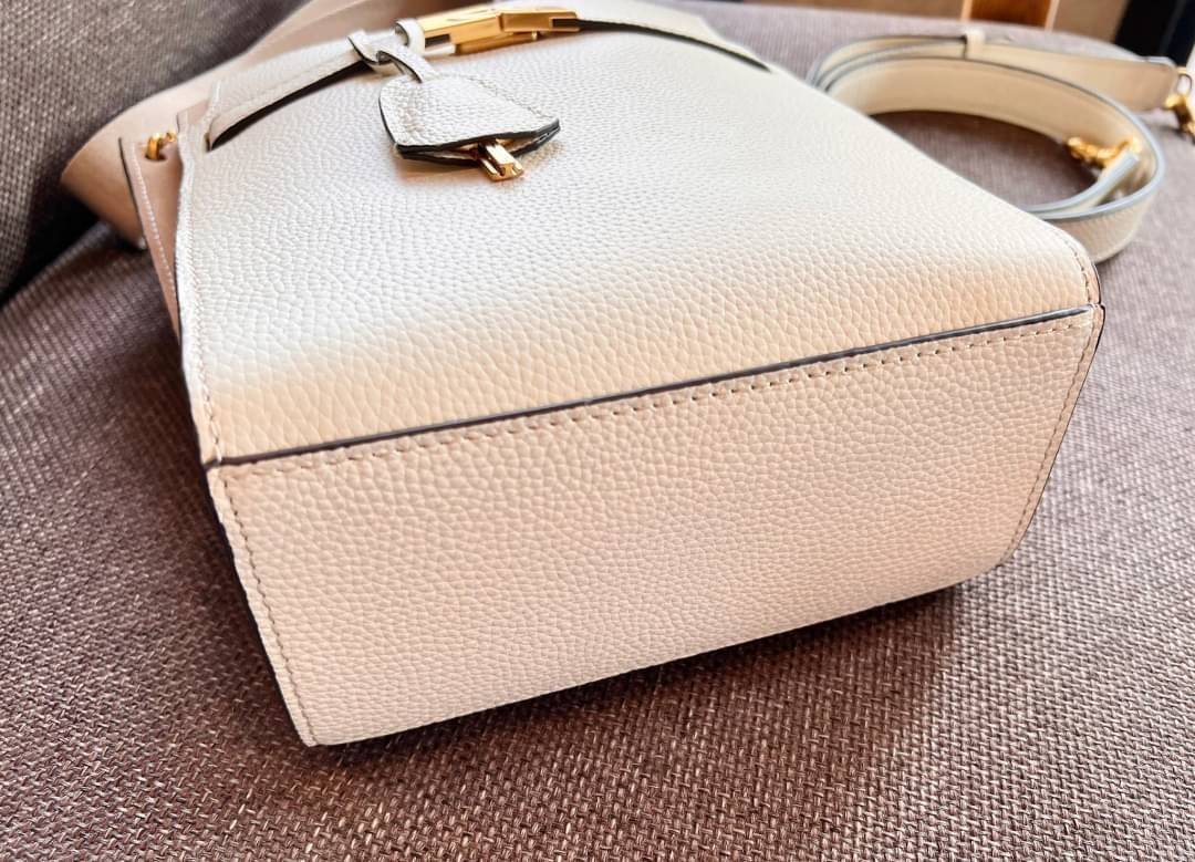 Large TORY BURCH LEE RADZIWILL PEBBIED BAG ((139014)) เป็นรุ่นที่สวย หรู น่าใช้มากๆค่ะ! ลุคหรูดูดีมากๆ กับกระเป๋าสะพายข้างจากTB ใบใหญ่