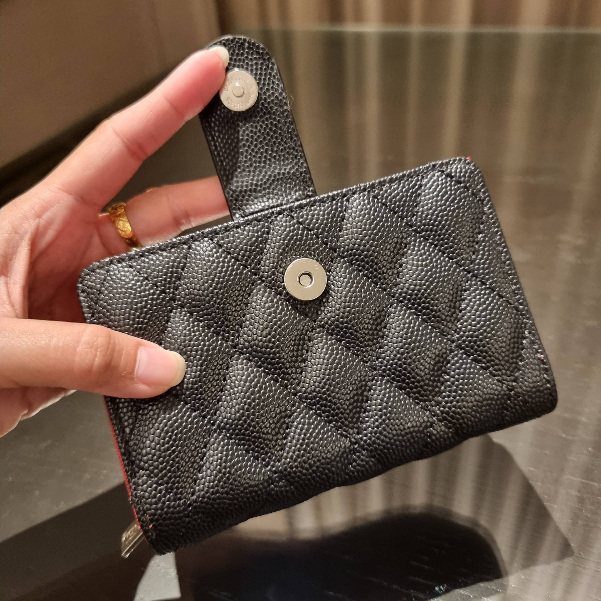 VIP 】หรูสุด ไม่ต้องพูดเยอะ!! HOT ITEM!! กระเป๋าสตางค์ใบกลางขนาดเหมาะมือ ดีไซน์ลุคผู้ดี สวยคลาสสิคจาก Chanel premium for gift วัสดุหนังลายคาร์เวีย ใช้งานง่าย เปิด-ปิดด้วยกระดุมแม่เหล็ก และซิปรูดช่องสำหรับใส่เหรียญ สะดวกมากๆ ภายในกระเป๋ามีช่องใส่บัตร ใส่ธนบ