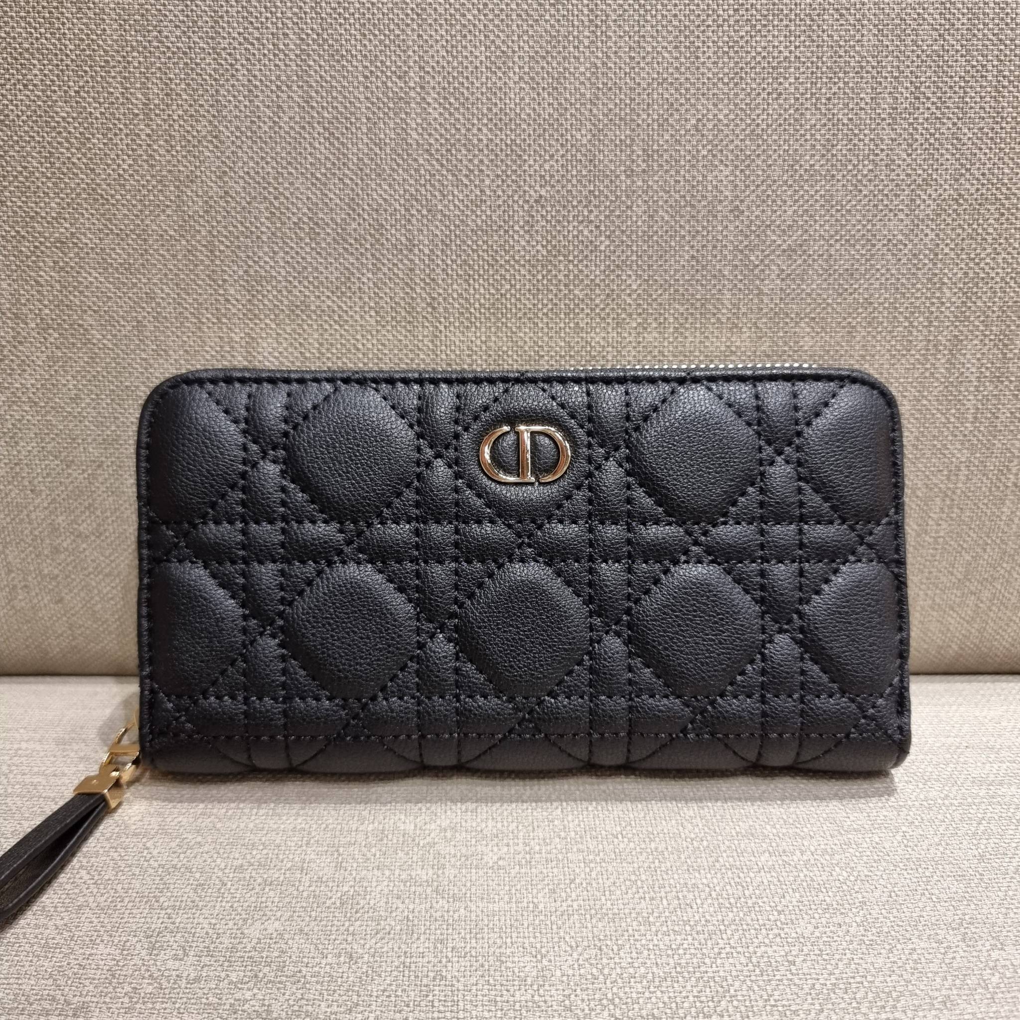 VIP 】CD LONG WALLET WITH GWP ใหม่ล่าสุด กระเป๋าสตางค์ใบยาว พิเศษจาก duty free ใบจริงสวยคม ใช้แล้วรับทรัพย์ ขับผิว วัสดุหนังแท้เต็มใบ สัมผัสดีงาม เปิด-ปิดด้วยซิปรอบ ภายในใส่บัตรได้เยอะ ใส่ธนบัตรได้เต็มที่ มีช่องซิปใส่เหรียญได้ พร้อมส่งความสวยถึงบ้านแบบครบเ