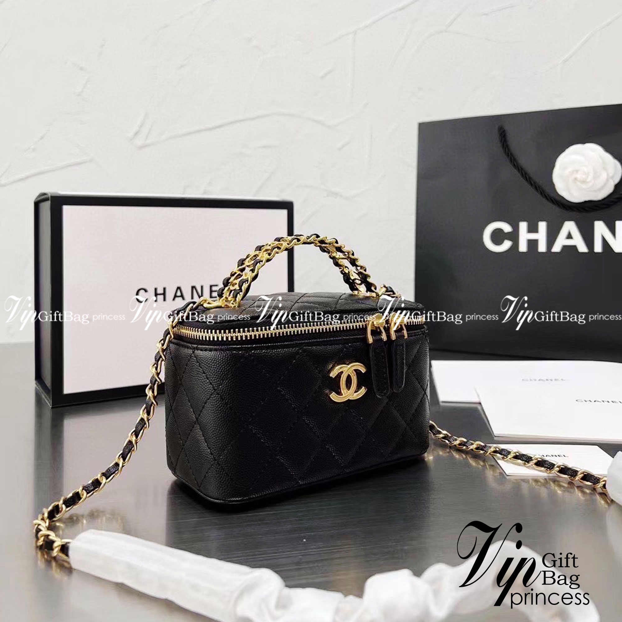 CHANEL VANITY Handle / Chanel vanity with chain and top handle กระเป๋าทรงกล่อง Vanity ซีซั่นใหม่ล่าสุด พร้อมกับหูจับอะไหล่ทอง แต่งโลโก้แบรนด์ สวยหรูมาก หนังฟูสวยใส่โทรศัพท์ได้สบายๆ เลยค่ะ มีช่องสำหรับใส่การ์ด ฮอตสุด น่ารักสุด กระเป๋าทรงกล่องใบเล็กน่ารัก ง