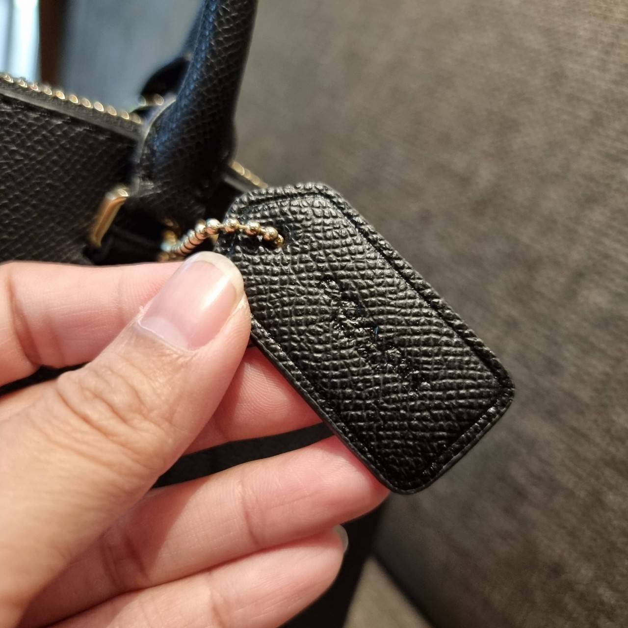 COACH F27591 MINI SIERRA SATCHEL กระเป๋าทรงโดมสุดคลาสสิค สีดำอมตะ ฮิตตลอดกาล มาพร้อมหูจับในตัวและสายสะพายครอสบอดี้ ที่จะคล้องแขนก็ได้อีกลุค หรือจะถือเก๋ๆก็เลิศ วัสดุหนัง crossgrain ทนทาน ดูแลรักษาง่าย ภายในโล่งกว้าง ใส่ของได้ครบไม่ต้องห่วง เป็นไอเท็มที่หา