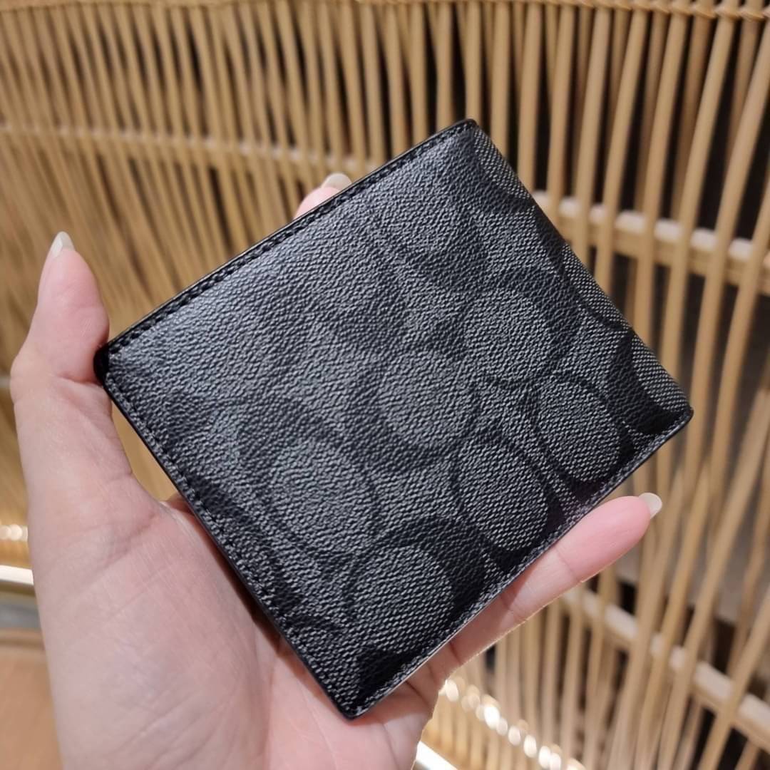 COACH DOUBLE BILLFOLD WALLET IN SIGNATURE CANVAS WITH WOLF MOTIF F31522 WITH GRAFFITI F37333 น้องชายสุดหล่อมาแล้ววว!! 😎 กระเป๋าสตางค์ใบสั้น เอาใจหนุ่มๆ ดีไซน์รูปหมาป่า สุดเท่ ด้านในกระเป๋าเป็นหนังแท้ มีช่องใส่บัตรเยอะ ใส่ธนบัตรได้ทุกชนิด และมี kee