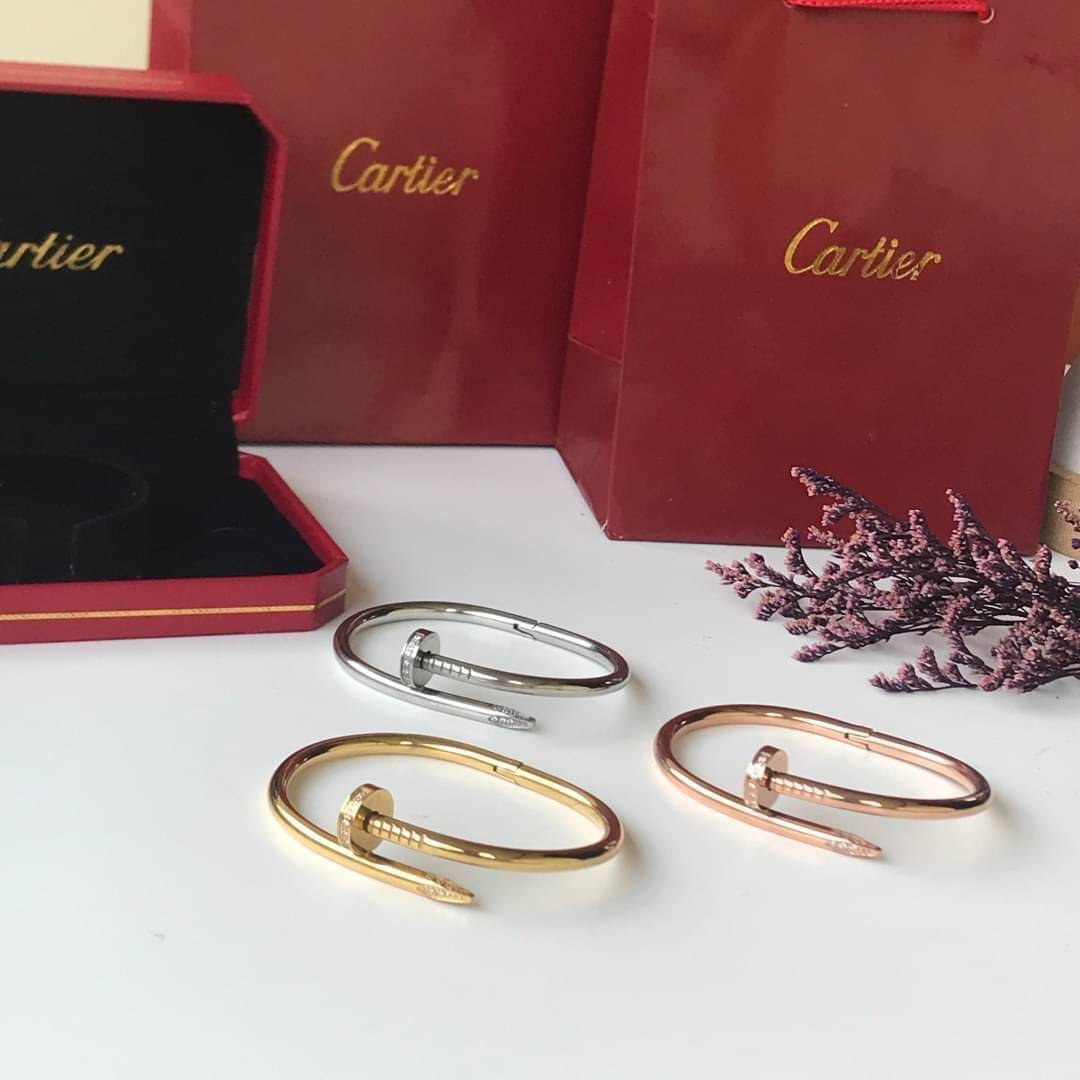 Cartier JUSTE UN CLOU EARRINGS กำไลข้อมือตะปู มี 2 แบบ มีเพชร/ไม่มีเพชร ภาพถ่ายจากงานจริง วัสดุโลหะเคลือบขึ้นเงาตามรูป งานปั้มครบตามรูปเลยค่ะ