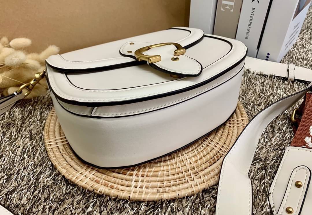 สวย หรู แถมสุดคุ้มกันเลยจร้าา💋 COACH BEAT SADDLE BAG ((C3837//C0749)) พร้อมส่งที่ไทยอีกครั้ง ห้ามพลาดค่าา!! กระเป๋าสะพายครอสบอดี้ร์ วัสดุหนังแท้ชั้นดีที่สุด! หนังสวย บวกกับอะไหล่แบรนด์ที่ดูเด่นคลาสสิคตรงด้านหน้าค่ะ เปิดปิดกระเป๋าแบบกดล็อค ภายในสาม