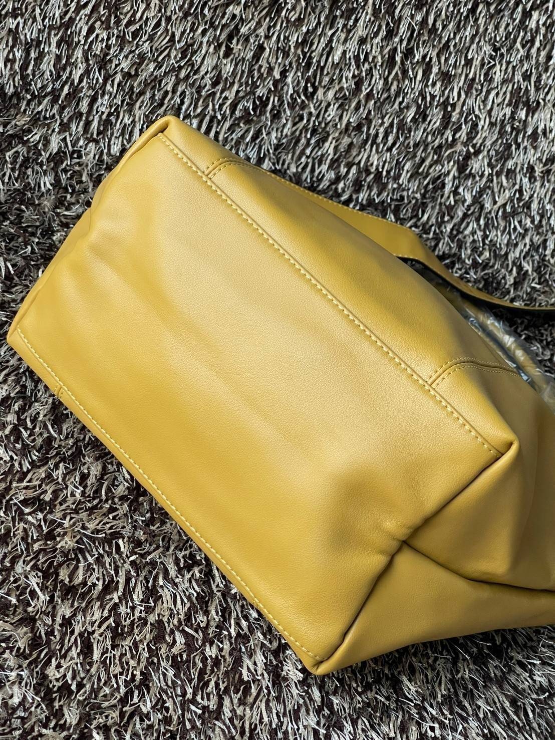 Longchamp Le Pliage Cuir Top handle bag S เรียกว่าเป็นกระเป๋าอีกหนึ่งรุ่นที่ไม่ว่ายังไงก็ฮอตฮิตและติดเทรนด์ตลอดไม่เคยเปลี่ยนกับ ทรง Le Pliage Cuir หนึ่งในตระกูลกระเป๋าสุดไอคอนิกจากแบรนด์