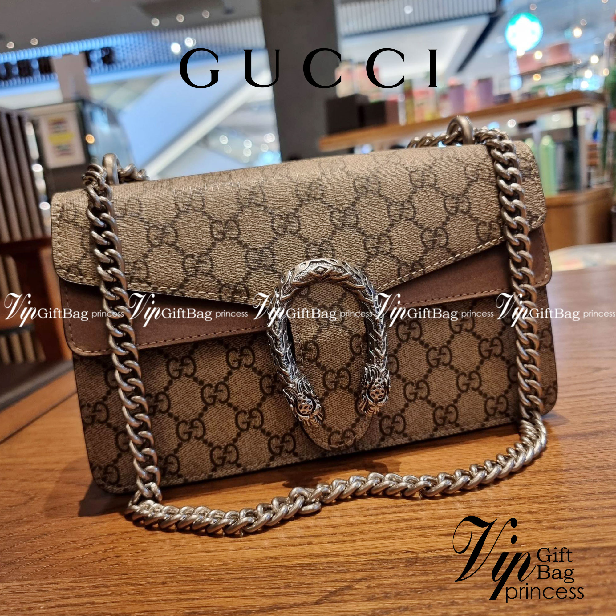 Gucci Small Dionysus GG Shoulder Bag ฮอตสุดไม่มีใครเกิน สวยจริงไม่ทิพย์!! GC CROSSBODY BAG WITH GWP สุดคุ้มจาก duty free กับกระเป๋าสะพายรุ่นที่สาวๆต้องไม่พลาด!! ดึงดูดและสะกดสายตาด้วยอะไหล่ดีเทลหรูรูปหัวสิงโต วัสดุหนังแคนวาส ทนทาน ดูแลรักษาง่าย เปิด-ปิดด้