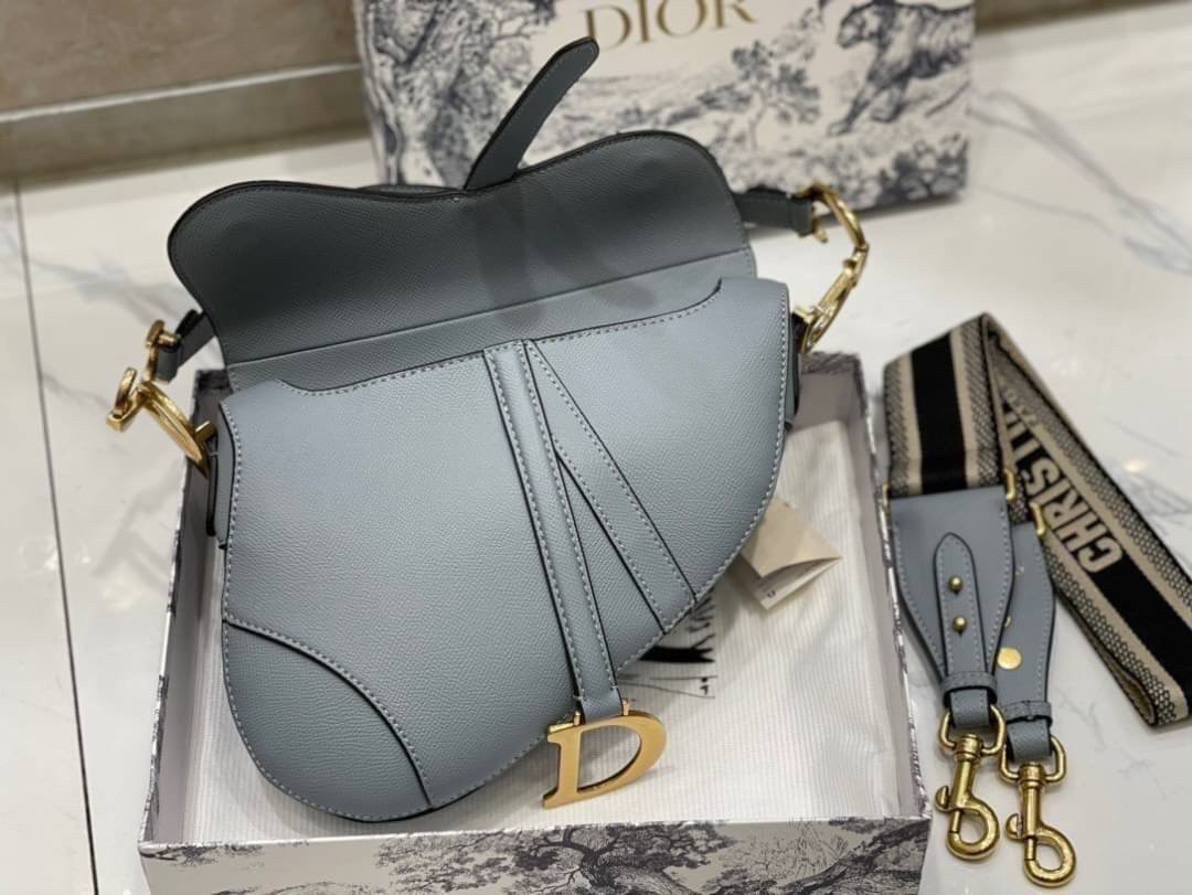 หนังแท้ DIOR SADDLE BAG Cloud Blue Goatskin กระเป๋ารุ่นยอดนิยมตามแบบฉบับแบรนด์ งานทอลายคมชัด ใช้งานได้ 2 แบบ สะพายยาว CROSSBODY และสายสั้นถือได้เก๋ๆ ลุคนี้คูลสุดๆ เลยค่าา ภาพถ่ายจากสินค้าจริง! สวยมาก พร้อมส่งที่ไทยราคาสุดคุ้ม สาวๆ ห้ามพลาดค่ะ!
