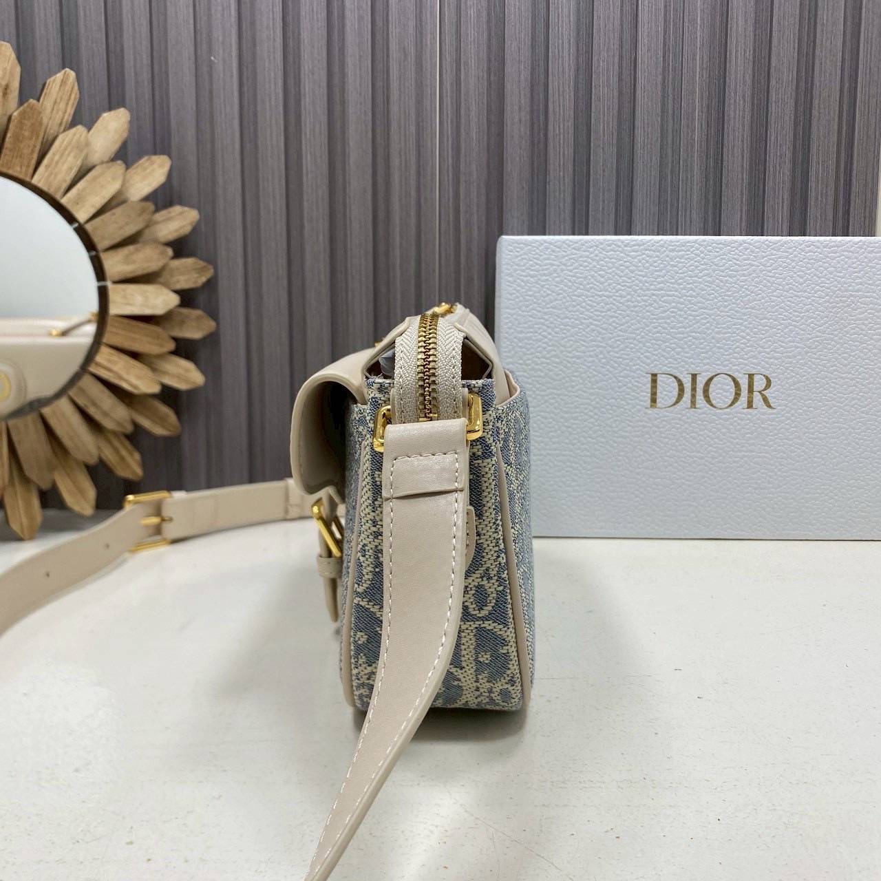 ORI หนังแท้ | DIOR Small 30 Montaigne Pocket Bag กระเป๋าสะพาย รุ่นใหม่สําหรับ Fall 2025 โดดเด่นด้วยลายเส้นอันงดงามและขนาดที่กะทัดรัด