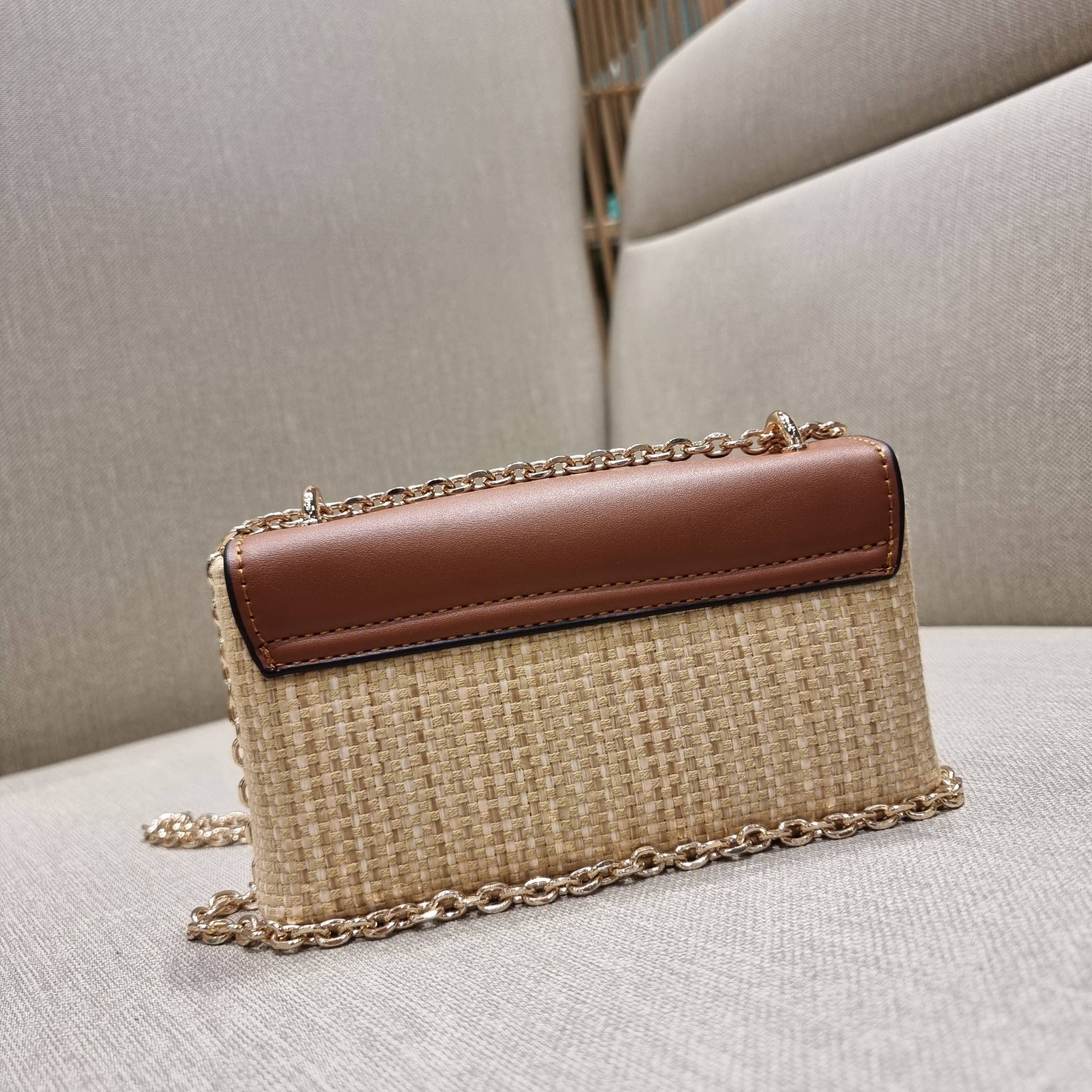 VIP 🥂 PRADA RAFFIA AND LEATHER SHOULDER BAG ลายสานกำลังฮิต! ปังไม่ไหว! ด้วยดีไซน์ล้ำทันสมัย ตกแต่งหนังแท้ผสานกับวัสดุจากธรรมชาติ ออกมาเป็นลายสานที่สวยหรู กับกระเป๋าสะพาย ไซส์กำลังน่ารัก ใส่โทรศัพท์ได้ พกพาง่าย เปิด-ปิดด้วยกระดุมแม่เหล็ก ภายในเป็นช