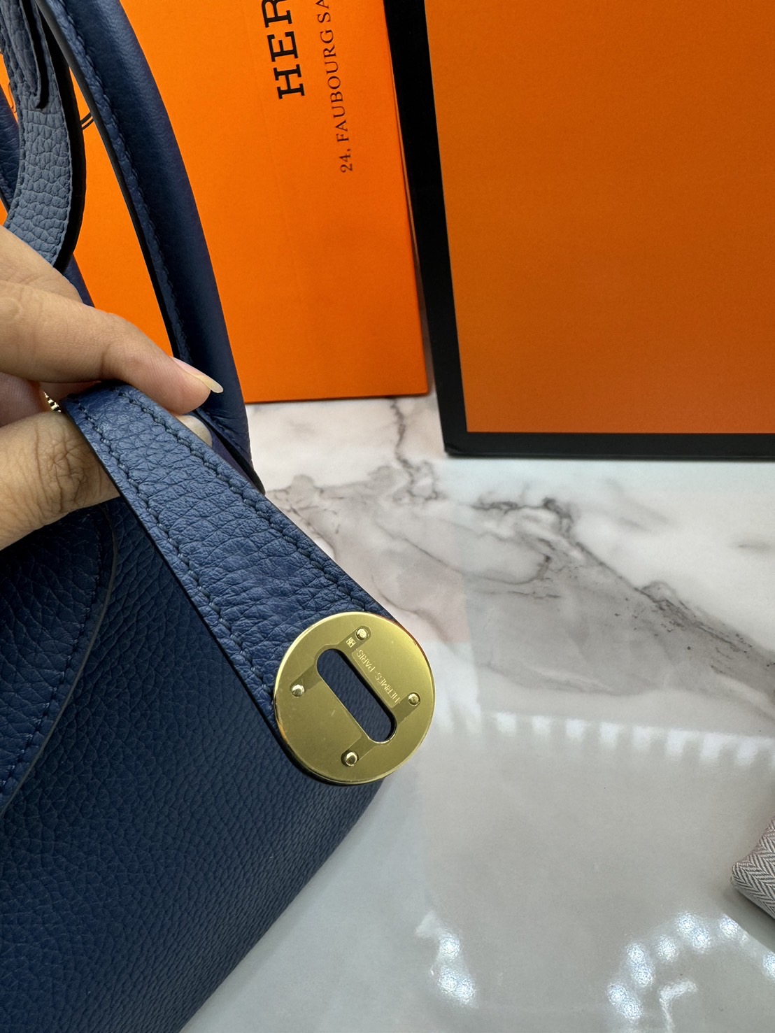 พร้อมส่ง 15 สี HERMES Lindy 26 bag กระเป๋าทรงโท้ทหนังสวยอย่างดี เอกลักษณ์ของความเรียบหรูไฮคลาสอย่างสมบูรณ์แบบ เกรดออริ สลับแท้ งานสวยตามรูป ใช้งานต่างประเทศได้