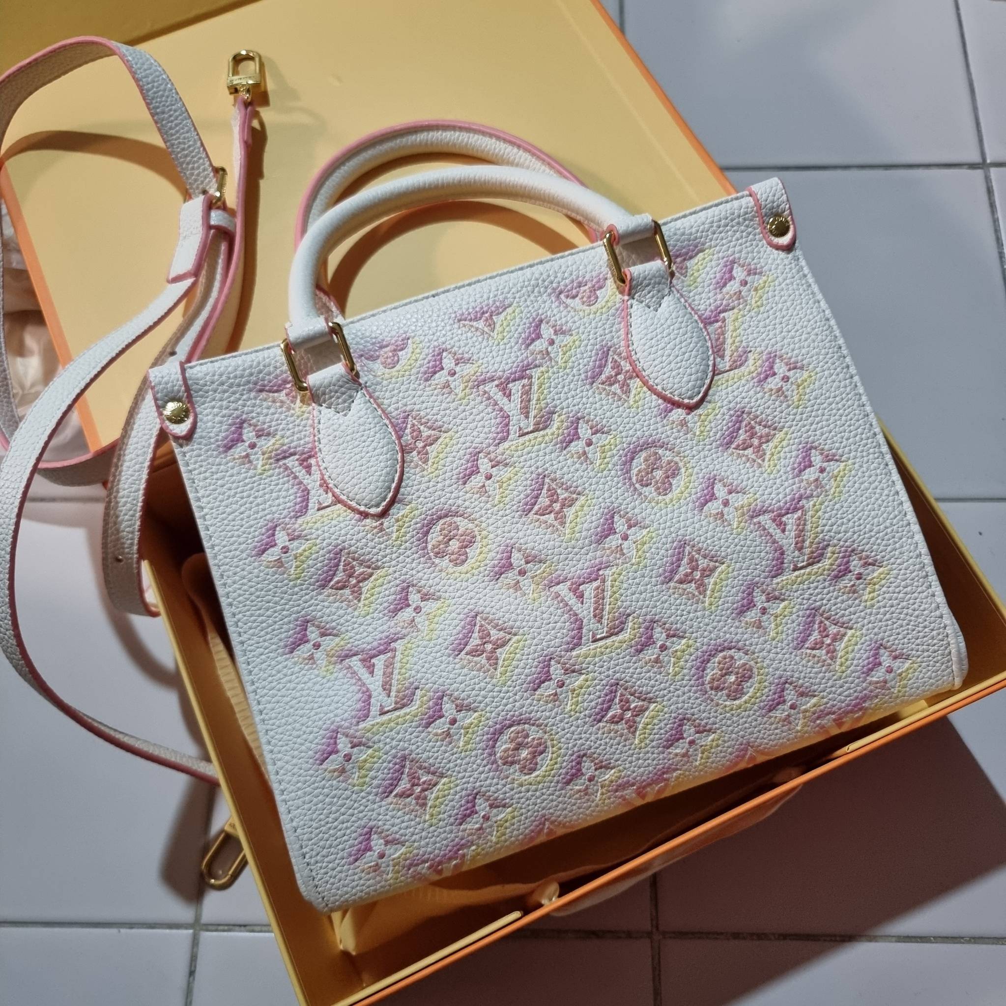 LV crossbody tote bag / LV Shopping Bag ดีไซน์ใหม่ น่ารัก ละมุน น่าใช้มาก กระเป๋าทรงโท้ทที่ใครเห็นต้องเป็นคลั่งรัก ดีไซน์คลาสสิค ผู้ดี หรูหรา โทนสีใช้งานง่าย ทุกสไตล์ วัสดุหนัง pepble มาพร้อมหูจับในตัว คล้องแขนก็ดูแพง หรือจะเกี่ยวสายครอสสะพายก็อัพลุคได้เล