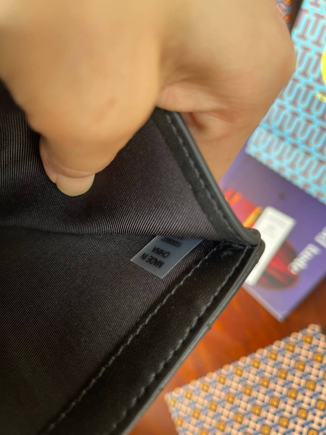 ของแท้ 💯% 】Tory burch kira chevron medium slim wallet กระเป๋าสตางค์หนังแกะขนาดmedium size การตัดเย็บหนังแกะแสนนุ่มแบบลายบุสองชั้น สัมผัสนุ่มควบคู่กับดีไซน์อันเป็นเอกลักษณ์ ดูแพงด้วยโลโก้ด้านหน้าสีทองสวยหรู