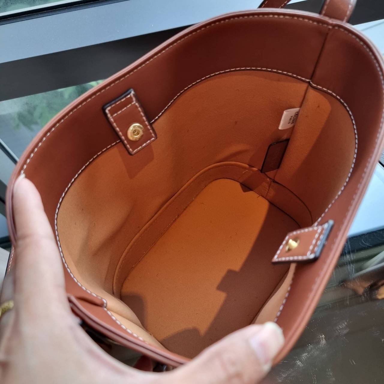 VIP 】CELINE BUCKET BAG CUIR TRIOMPHE คอลเลคชั่นใหม่ ฮิตข้ามปี กับกระเป๋าสะพายทรงถัง ใช้งานง่ายที่สุด สายสะพายในตัว ปรับใช้ได้เลย วัสดุหนังวัว เรียบหรู ผู้ดีไปอีก โดดเด่นด้วยโลโก้เอกลักษณ์ มีกระดุมปิดที่ปากกระเป๋า ภายในโล่งกว้าง ใส่ของแบบจุๆไปเลย เป็นรุ่นท