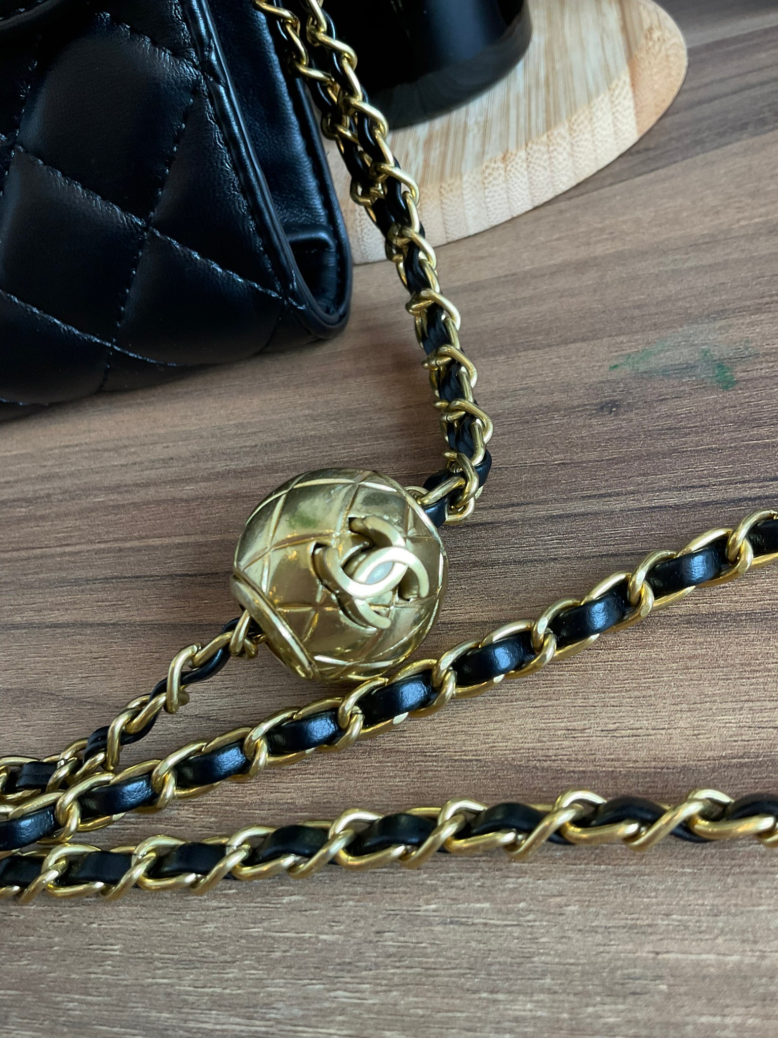 Chanel Golden Ball Flap Bag / CHANEL WOC VIP GIFT CROSSBODY CHAIN BAG กระเป๋าทรงสะพายข้าง ที่กำลังมาแรงมาในตอนนี้ ตัวกระเป๋าเป็นกระเป๋าสตางค์หนังพียูพรีเมี่ยม อะไหล่ทองวินเทจทั้งใบ ด้านหน้าประดับโลโก้พร้อมมุก CC สุดหรู เปิดปิดด้วยตัวหมุนล็อค แบ่งช่องใส่ขอ