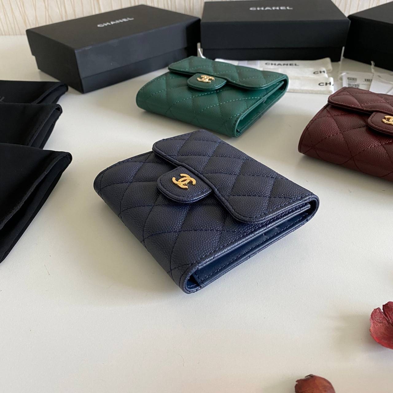 หนังแท้ Chanel Classic small wallet caviar 3 พับ พร้อมส่งที่ไทย รุ่นยอดนิยมไอเท็มฮิตวัสดุหนังแท้คาเวียร์สวยคลาสสิคเปิดปิดด้วยฝาปิดกระดุมด้านหน้ามีโลโก้แบรนด์อะไหล่ทองสวยหรูดูดี ตัวจริงสวยน่าใช้ Chanel mini นาทีนี้กำลัง in สุดๆ ภาพสินค้าถ่ายจากงานขายจริง ใ