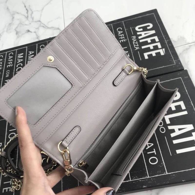 รุ่นขายดี **หนังวัวแท้สวยมาก KEEP • Ari • กระเป๋า สตางค์ยาว ปรับเป็นคลัช หรือถือ สะพาย ก้อได้หมด ขนาด กะลังดี ทรงสวย แค่ใบเดียวจบ! หนังคุณภาพเยี่ยม ภายใน จุของคุ้ม ใส่บัตร ใส่มือถือได้ทุกรุ่น ใบนี้ จะแต่งกับ Look ไหนก้อเข้ากันได้ดีแน่นอนค๊า Don't mis