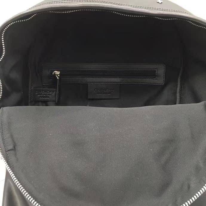 หนังแท้ GIVENCHY PARIS IN LEATHER BACKPACK พร้อมส่งที่ไทย งานเกรดออริจินอล ใช้งานต่างประเทศได้ กระเป๋าเป้ กระเป๋าสะพายหลังใบใหญ่ จุของได้เยอะ สีดำล้วนคลาสสิกมากๆค่ะ หนังแท้คุณภาพดียิ่งใช้หนังยิ่งสวย ใช้ได้ทั้งหญิง/ชาย ใบนี้คุ้มค่าราคามากๆ ทั้งดีไซน์และฟัง