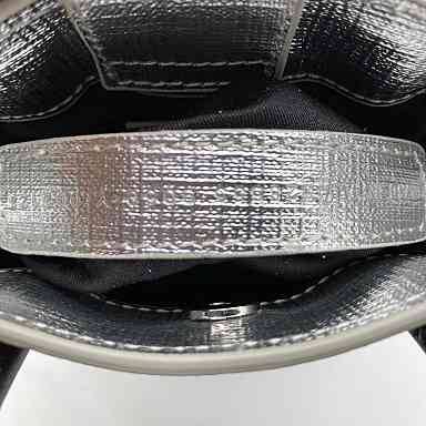 หนังแท้ BALENCIAGA Shopping Phone Pouch leather tote พกกระเป๋าช้อปปิ้งขนาดมินิ ไปทุกที่ในฤดูกาลนี้ ดีไซน์ที่ใช้ได้ทุกวันตั้งแต่หนังแบบมีเท็กซ์เจอร์ ภาพสินค้าถ่ายจากงานขายจริง ใช้งานต่างประเทศได้