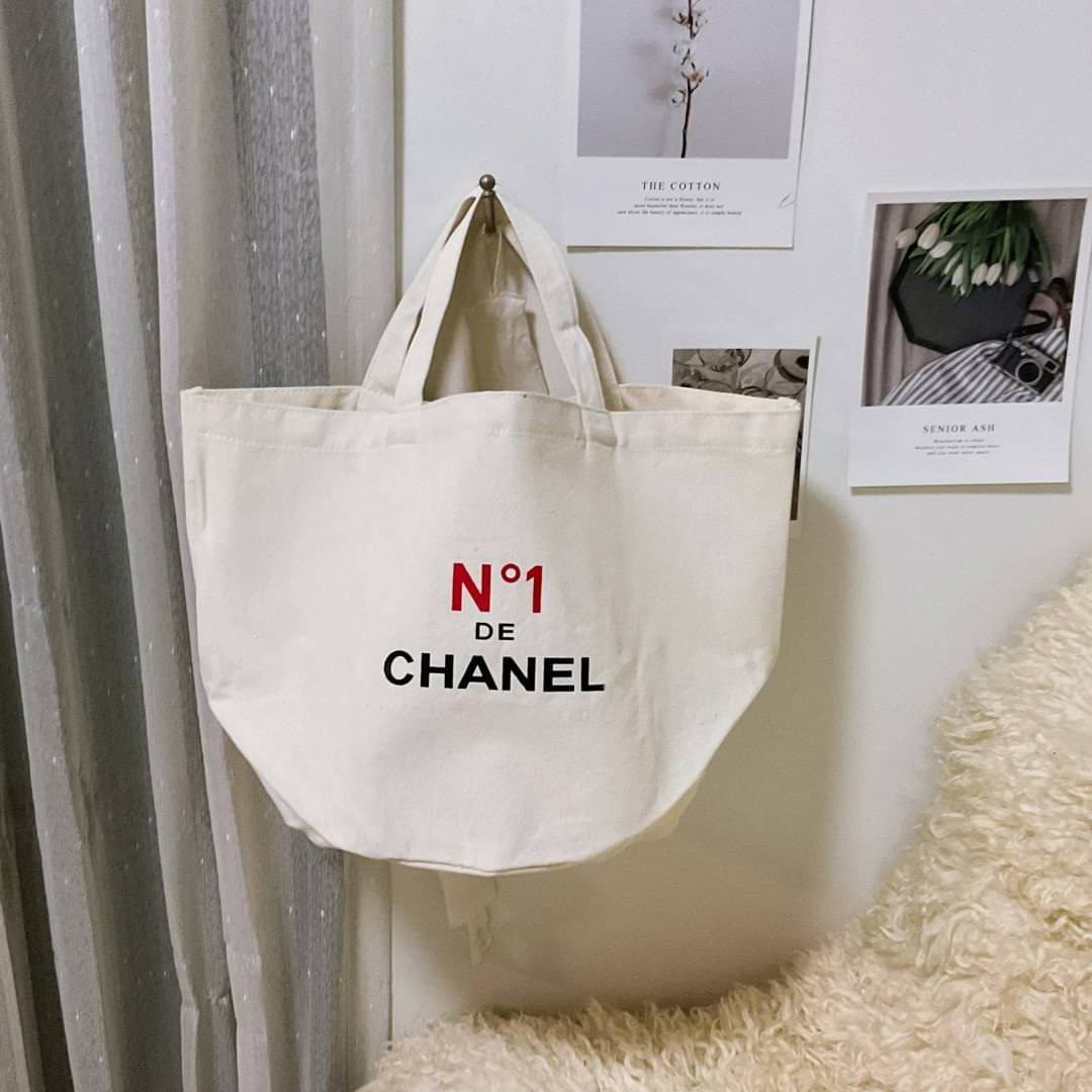 Chanel tote bag no.1 / CHANEL MINI COTTON SHOPPING BAG กระเป๋าผ้าช็อปปิ้งงานพรีเมียม ตัวกระเป๋าผ้า ผลิตจากวัสดุออแกนิค คอตตอน100% สีขาวครีม สกรีนลายด้านหน้า ขนาดกำลังดี ฐานเป็นทรงกลม ทำให้จุได้ได้ค่อนข้างเยอะ น้ำหนักเบา เหมาะกับวันสบายๆเลยค่า