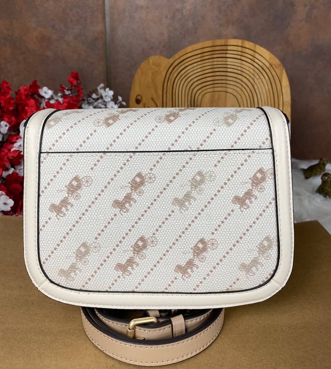 OUTLET 】COACH SADDLE BAG WITH HORSE AND CARRIAGE DOT PRINT (COACH C4059) กระเป๋าสะพายข้าง ลายม้าและรถลาก item ใหม่ที่สาวๆต้องมีนาทีนี้ห้ามพลาด รูปทรงโค้งมน วัสดุ พีวีซี ผ้าใบเคลือบพิมพ์ลายเป็นหนังเรียบ ทนทานและกันคราบสกปรกทั้งสี่ด้านเป็นหนังคุ้มสุดๆ ภายใน