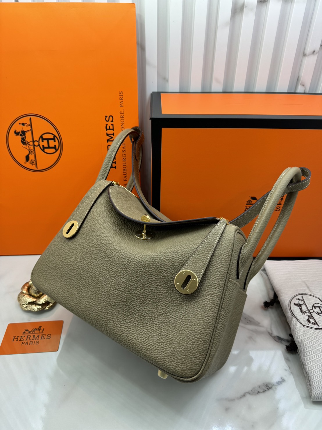 พร้อมส่ง 15 สี HERMES Lindy 26 bag กระเป๋าทรงโท้ทหนังสวยอย่างดี เอกลักษณ์ของความเรียบหรูไฮคลาสอย่างสมบูรณ์แบบ เกรดออริ สลับแท้ งานสวยตามรูป ใช้งานต่างประเทศได้