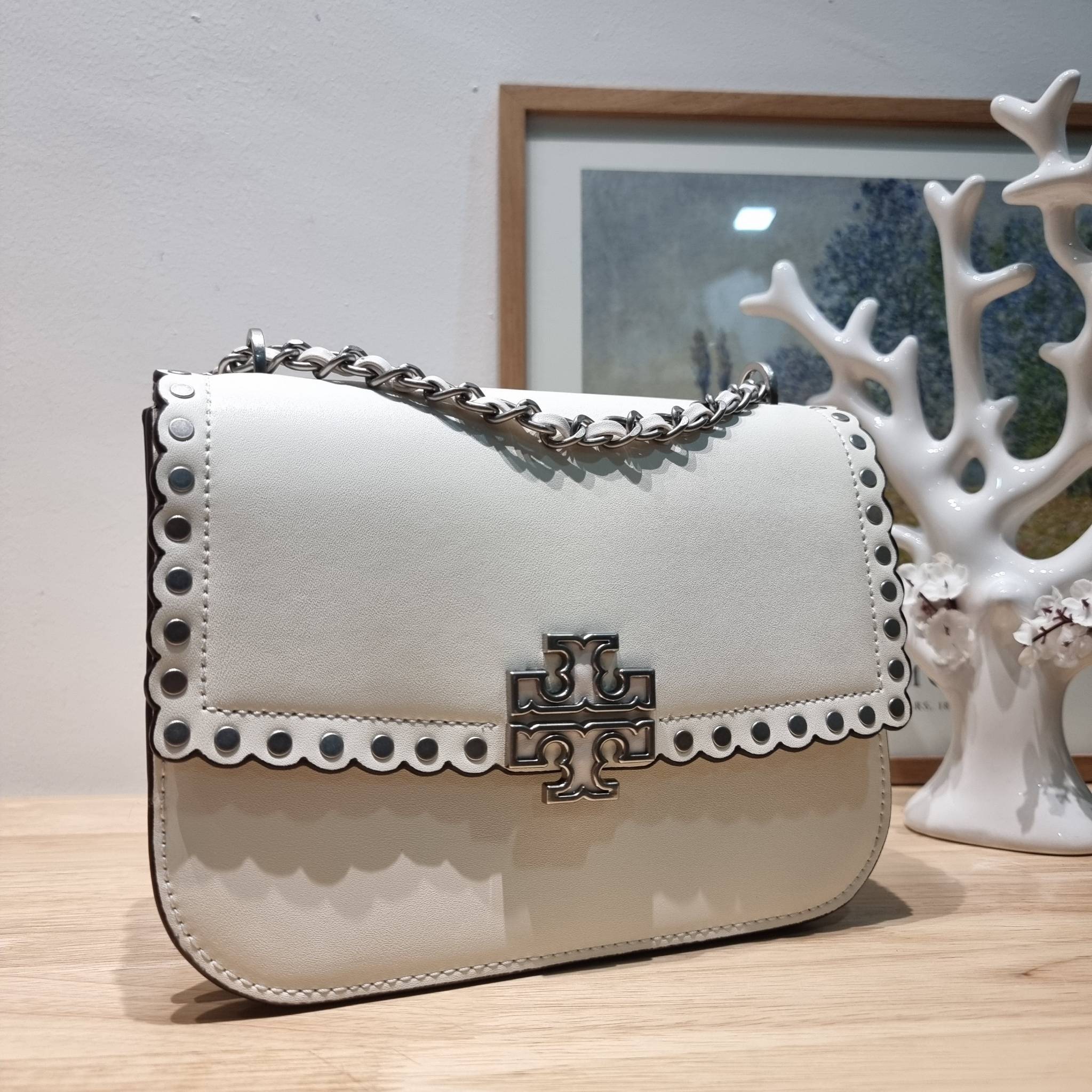 TORY BURCH BRITTEN STUDDED CROSSBODY BAG / Tory Britten Small Adjustable Shoulder Bag คอลเลคชั่นผู้ดี ดีไซน์ใหม่ล่าสุด กระเป๋าสะพายตัวท็อป ที่ตกแต่งด้วยโลโก้และหมุดสวยงาม