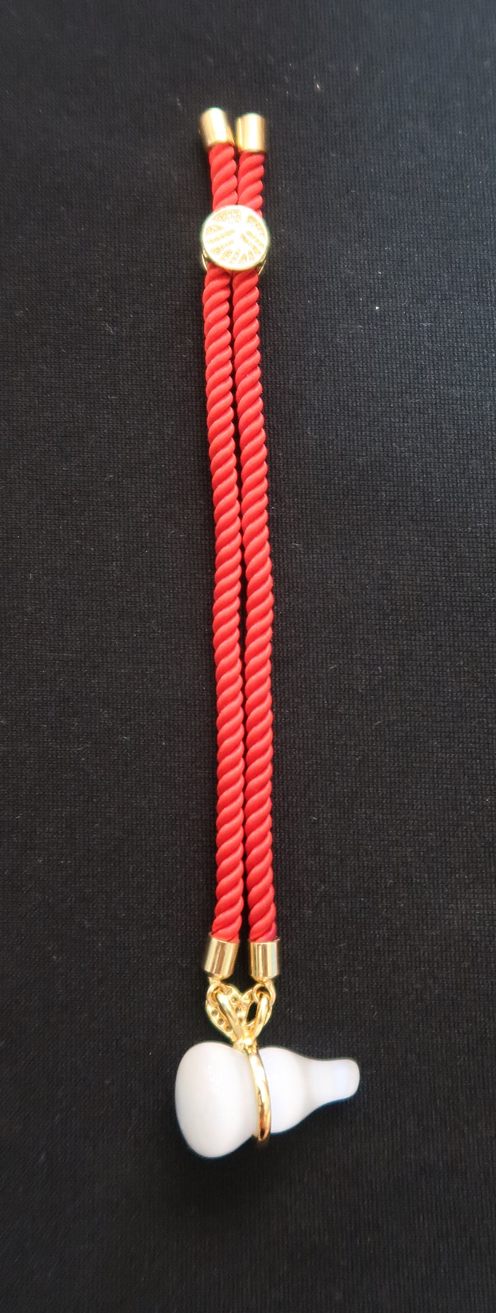 สร้อยข้อมือน้ำเต้าสีขาวด้ายแดง ดูดทรัพย์ เสริมดวงค้าขายค่ะ