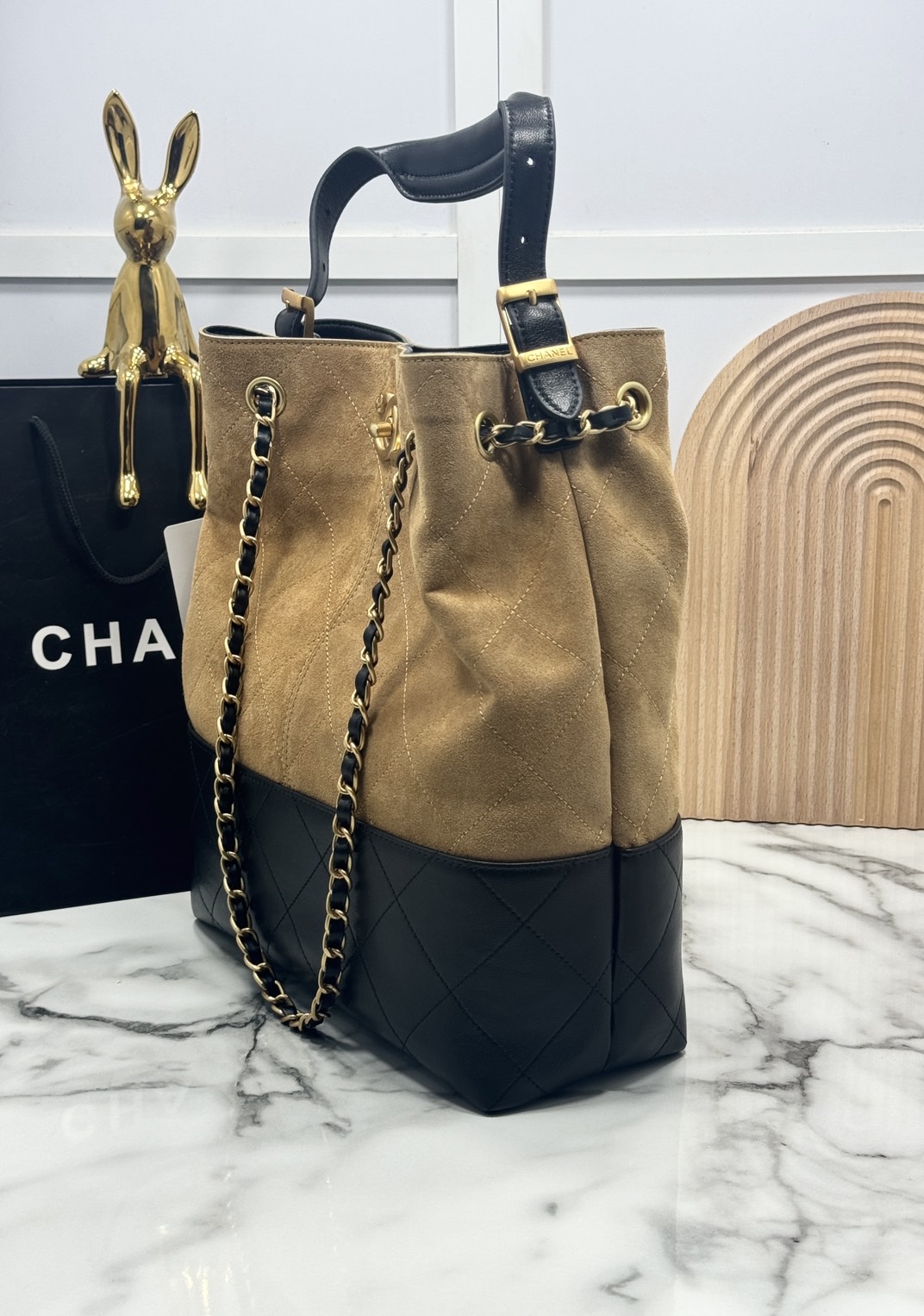 ORI หนังแท้ | CHANEL Shopping Bag 25A Suede Bag กระเป๋าช้อปปิ้งทรงโท้ท ดีไซน์ใหม่ทรงยาว หนังกลับสีทูโทน ในคอล Métiers D'art 2024/25