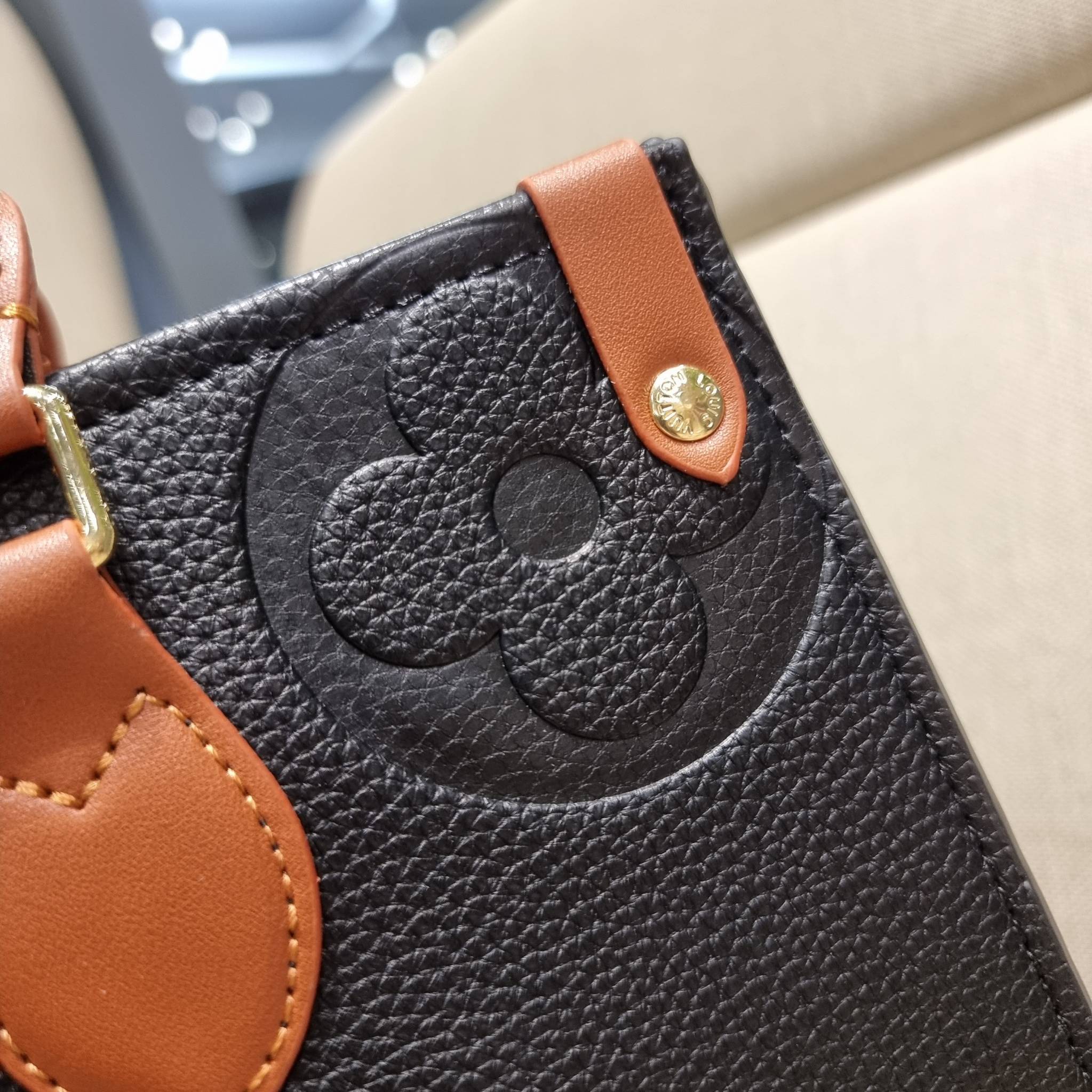 LV crossbody tote bag / LV Shopping Bag ดีไซน์สวยคม สมราคา ดูแพงไปอีก ด้วยดีเทลลายของหนัง crossgrain กระเป๋าทรงโท้ทคลาสสิค ผู้ดียืนหนึ่ง โทนสีใช้งานง่าย แมทช์ได้ทุกลุค มาพร้อมหูจับในตัว แบบหูหิ้ว และหูยาวสำหรับสะพายไหล่ เก๋มาก ชิคมาก ภายในโล่งกว้างมาก มีอ