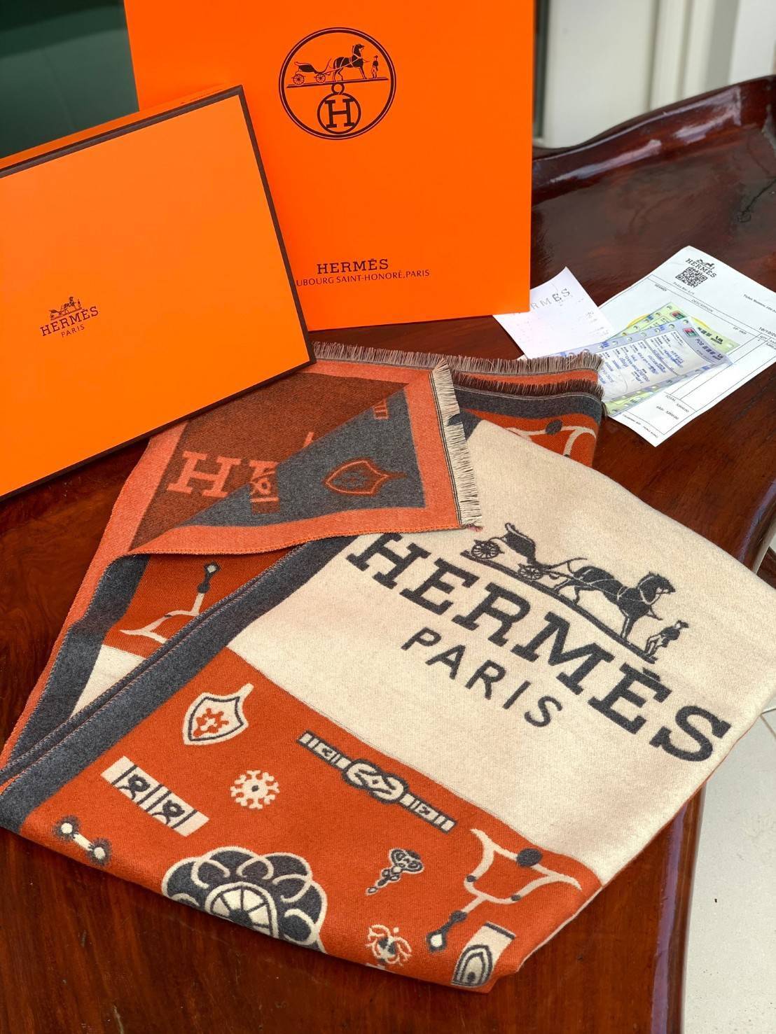Hermes Paris Women’s Scarves Accessories Scarf ผ้าคลุมไหล่ผืนใหญ่ สวยหรูตาสแบบฉบับจากHermes ถักทอด้วยผ้าcashmere ผ้าเนื้อดี สัมผัสนุ่มมือ ทอลายในตัว สีสันและลายคมชัด ผืนใหญ่ ให้ความอบอุ่น มาเป็นเซ็ทของขวัญ เพื่อมอบเป็นของขวัญชิ้นดีแทนความรู้สึกดีๆให้กับที