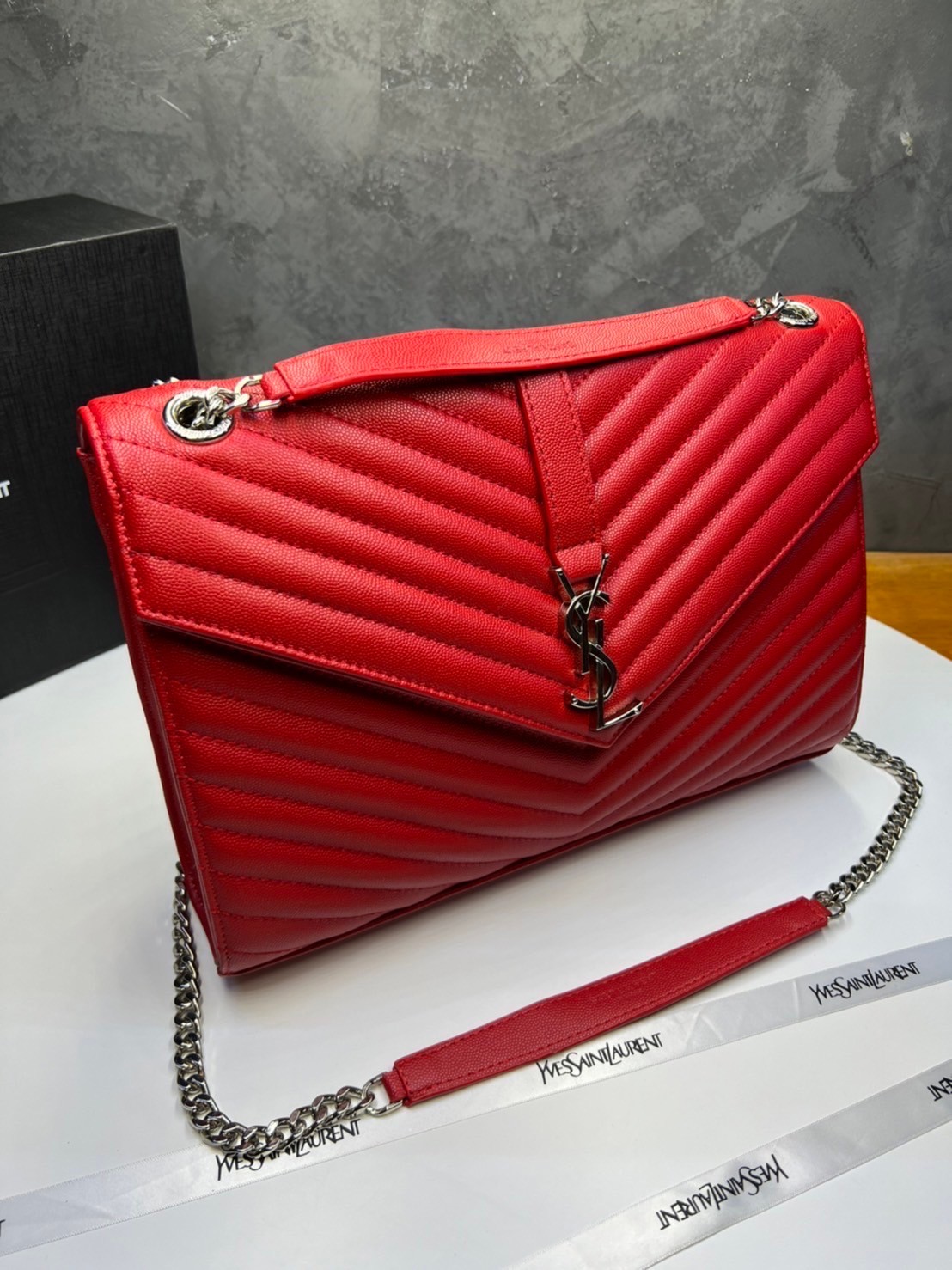 หนังแท้ YSL college large chain bag in quilted leather 30cm กระเป๋าสะพายใบใหญ่ ดีไซน์ทรงสวยหรู ตอบโจทย์ได้ทุกสไตล์ ภาพสินค้าถ่ายจากงานขายจริง ใช้งานต่างประเทศได้