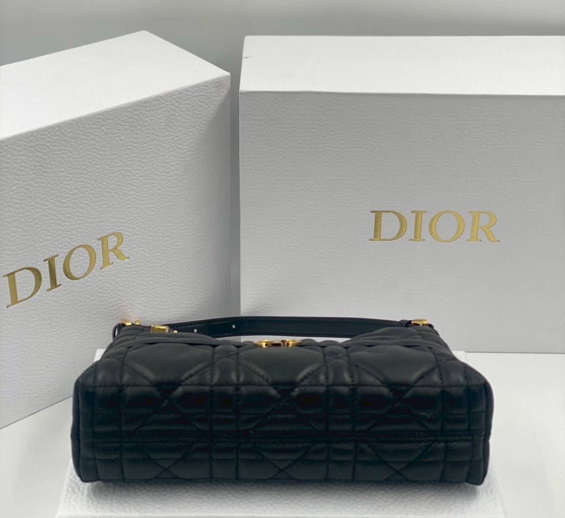 ORI หนังแท้ | DIOR Mini 30 Montaigne Cigale bag / DIOR Mini Miss Caro Cigale bag กระเป๋าสะพายไหล่ทรงโฮโบ ขนาดมินิเสริมไลน์ 30 Montaigne ด้วยรูปทรงทันสมัยและประณีตบรรจง