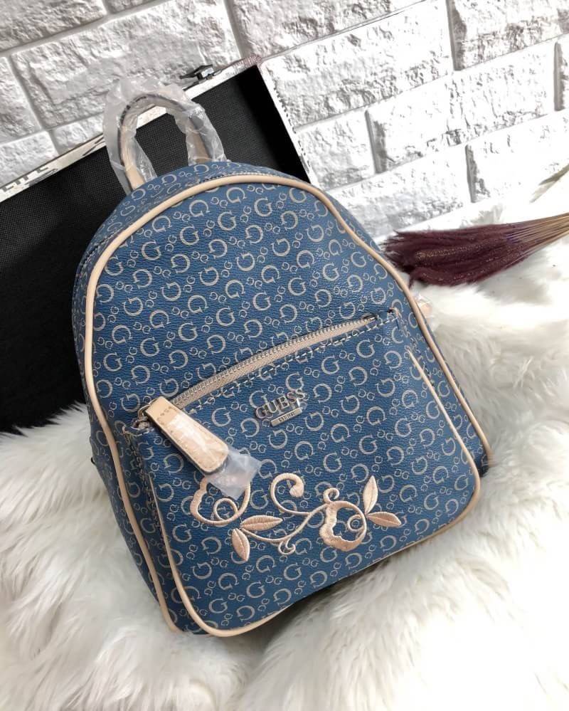 New arrival GUESS WOMEN’S CURRAN BACKPACK ONE SIZE HANDBAG พร้อมส่ง!!!! กระเป๋าสะพายหลัง Lining+Polyester 100% หนังนิ่ม น้ำหนักเบา ด้านหน้าติดโลโก้แบรนด์ ปักลายดอก มีชีองซิปหน้าหนึ่งช่อง เปิดปิดช่องหลักแบบซิป ภายในช่องโล่ง กว้าง มีช่องโล่งและช่องเล็กใส่ขอ