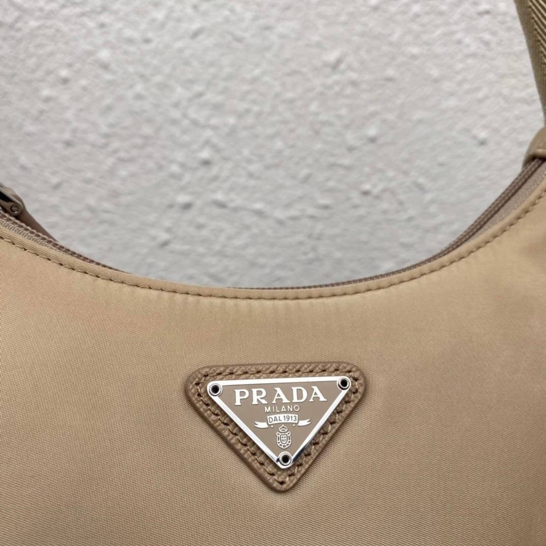 PRADA Nylon Mini Bag รุ่นใหม่แนะนำ!! พร้อมส่งครบ4สี รุ่นขายดีในตำนานค่ะ PRADA NYLON HANDBAGS ขนาดกะทัดรัด **อะไหล่เงิน วัสดุทำจากผ้าNylon อย่างหนา อยู่ทรง กันน้ำได้ หายห่วงคะ ด้านหน้ามีโลโก้แบรนด์ เปิดปิดด้วยซิป มาพร้อมสายผ้า ไม่สามา