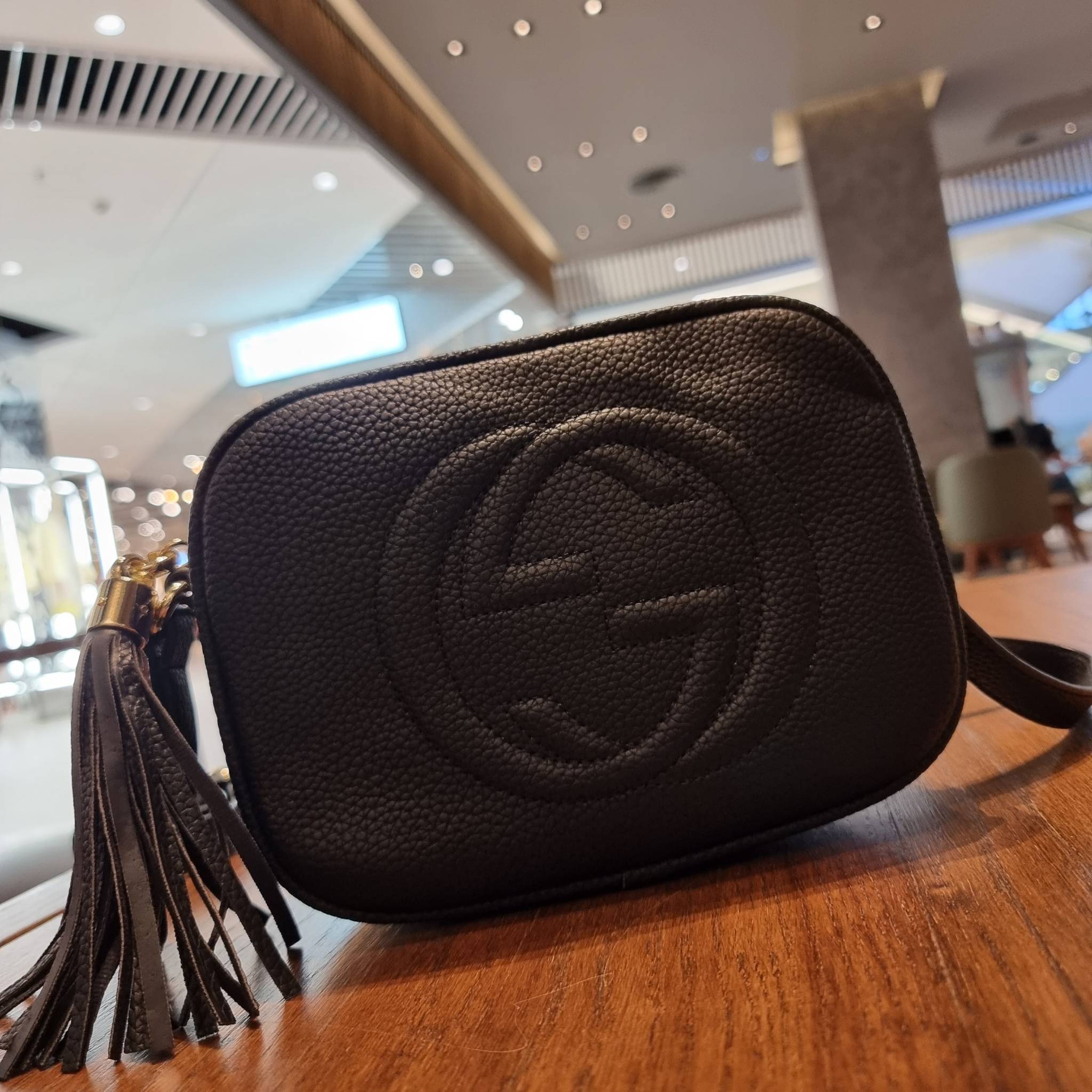 GUCCI Soho Disco Bag in Black Leather Hot item!! รุ่นหายาก ยอดฮิต GC soho crossbody bag กระเป๋าสะพายข้าง พรีเมี่ยมกิ๊ฟจาก dutyfree ที่สาวๆตามหา ด้วยดีไซน์และรูปทรงคลาสสิค ทำให้ใช้งานง่าย ตอบโจทย์ทุกลุค วัสดุหนัง pepble มีเอกลักษณ์ที่พู่หนัง สีเข้ากันกับตั