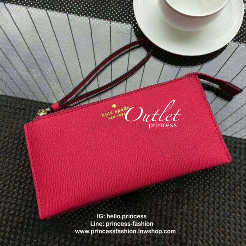 KATE SPADE Wallet Clutch Bag กระเป๋าทรงคลัชสุดคุ้มหนัง Saffiano ด้านหน้ามีโลโก้แบรนด์ มาพร้อมสายคล้องมือ เปิดปิดด้วยซิปสะดวกใช้ สามารถใส่แทนกระเป๋าสตางค์ใบยาว ภายในแบ่งออกเป็น3ช่องหลัก มีช่องใส่บัตร เครื่องสำอาง เครื่องเขียน เหรียญ ไส่ไอโฟนพลัส ได้ค่ะ มีก