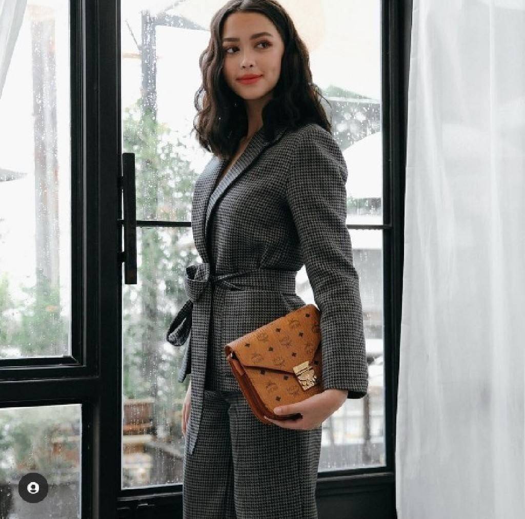 M.C.M PATRICIA SHOULDER BAG IN VISETOS กระเป๋าสะพายไหล่/ข้าง ดีไซน์ได้อย่างมีสไตล์ ดูมีสเน่ห์ด้วยทรงกระเป๋าที่โค้งบริเวณฐาน ให้ความรู้สึกนุ่มนวลมากขึ้น ใบนี้แมทช์ได้กับทุกลุค เท่ๆ casual หรูหรา หวานๆ ก็ทำให้โดดเด่นได้ด้วยไอเท็มนี้ วัสดุหนังแคนวาสคุณภาพดี 