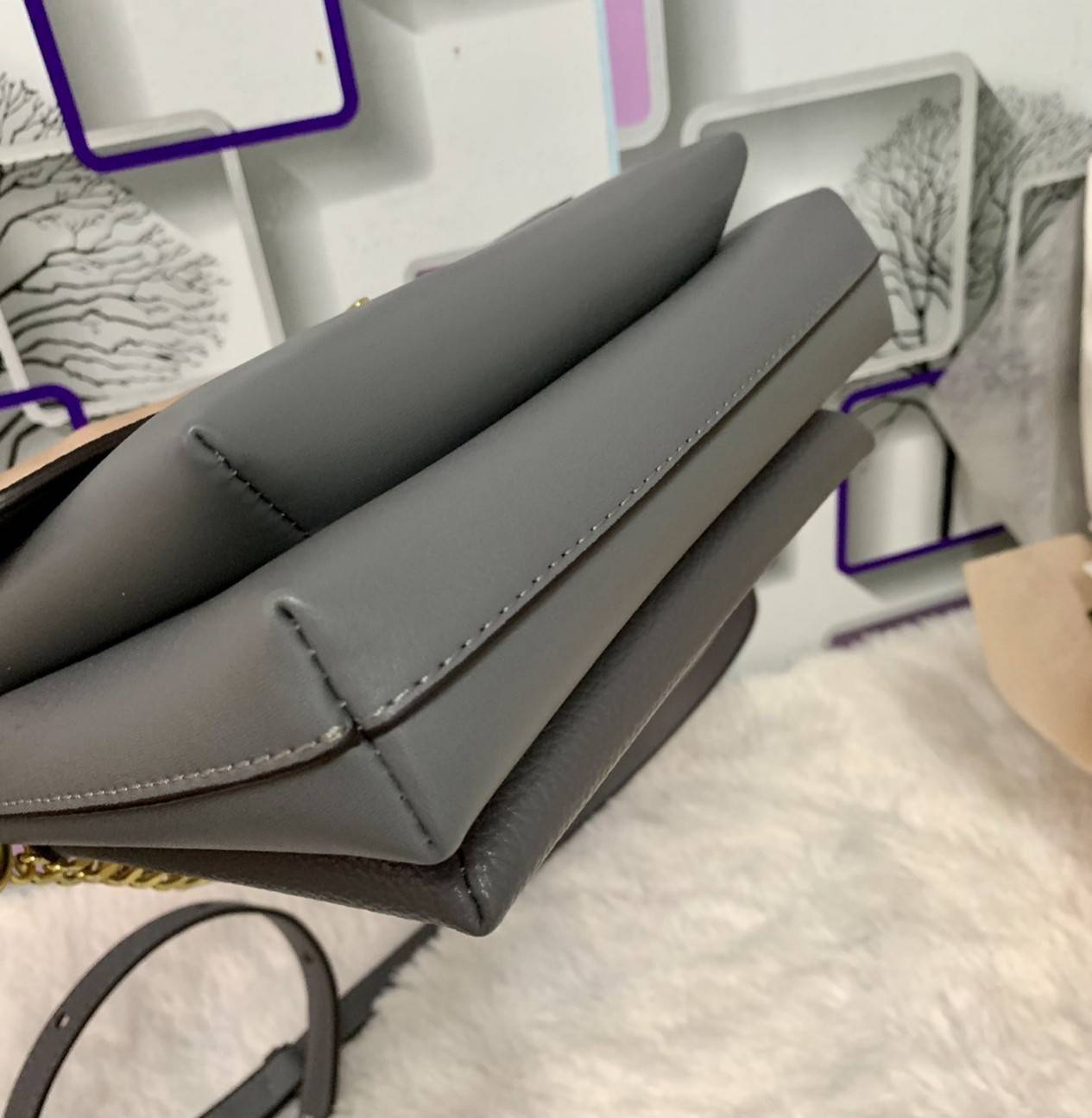 TORY BURCH KIRA MIXED-MATERIALS TOP-HANDLE SATCHEL กระเป๋าสะพายข้าง วัสดุหนังแกะสังเคราะห์ อะไหล่ทอง ด้านหน้าประดับโลโก้แบรนด์ ตกแต่งสายโซ่ห้อยสีทอง (สามารถถอดออกได้) เปิด-ปิดด้วยตัวล็อคหมุน ภายในโล่งกว้าง ซับในบุผ้าลายแบรนด์ แบ่งออกเป็น 3 ช่องใหญ่ พร้อมช