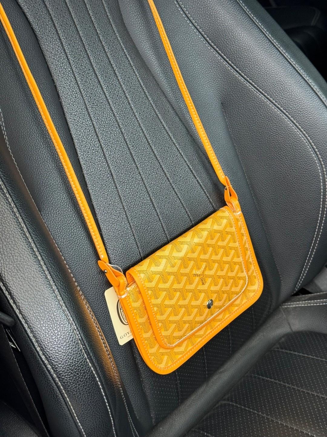 Goyard Plumet Rocket Wallet กระเป๋าสะพายใบเล็กกะทัดรัด ดีไซน์กระเป๋าสตางค์ มีช่องเพียงพอสำหรับใส่ธนบัตร เงินสด เอกสารต่าง ๆ
