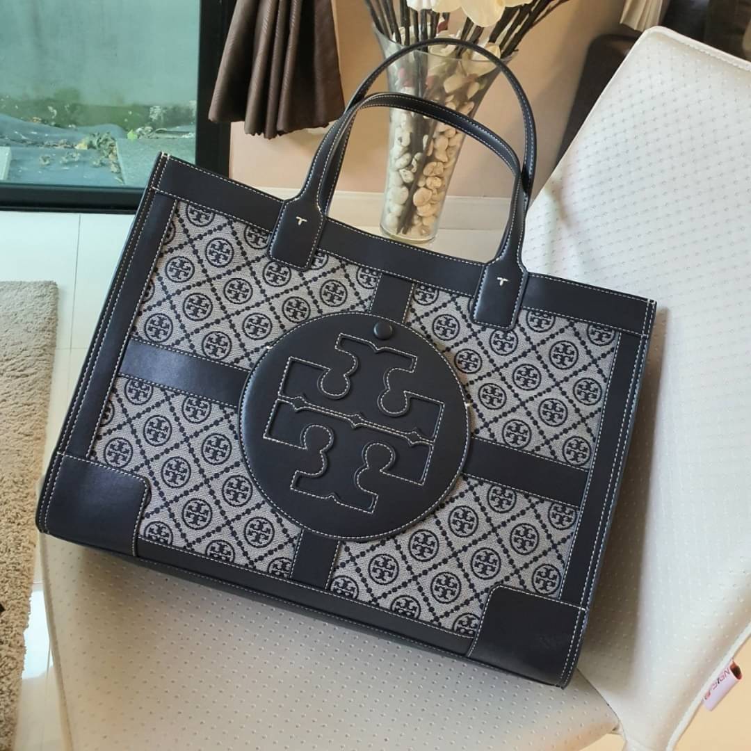 OUTTLET 】TORY BURCH TOTE BAG วัสดุ CANVAS ทั้งใบตัดด้วยหนังแท้สี NAVY ตัวกระเป๋าตั้งอยู่ทรงสวย แต่งโลโก้แบรนด์ด้านหน้า ด้านข้างมีกระดุม สามารถขยายทรงได้ ด้านในเปิดปิดด้วยกระดุมแม่เหล็ก ช่องกว้างหลักหนึ่งช่องและช่องซิปอีกช่อง สามารถใส่กระเป๋าสตางค์ยาว สมุด