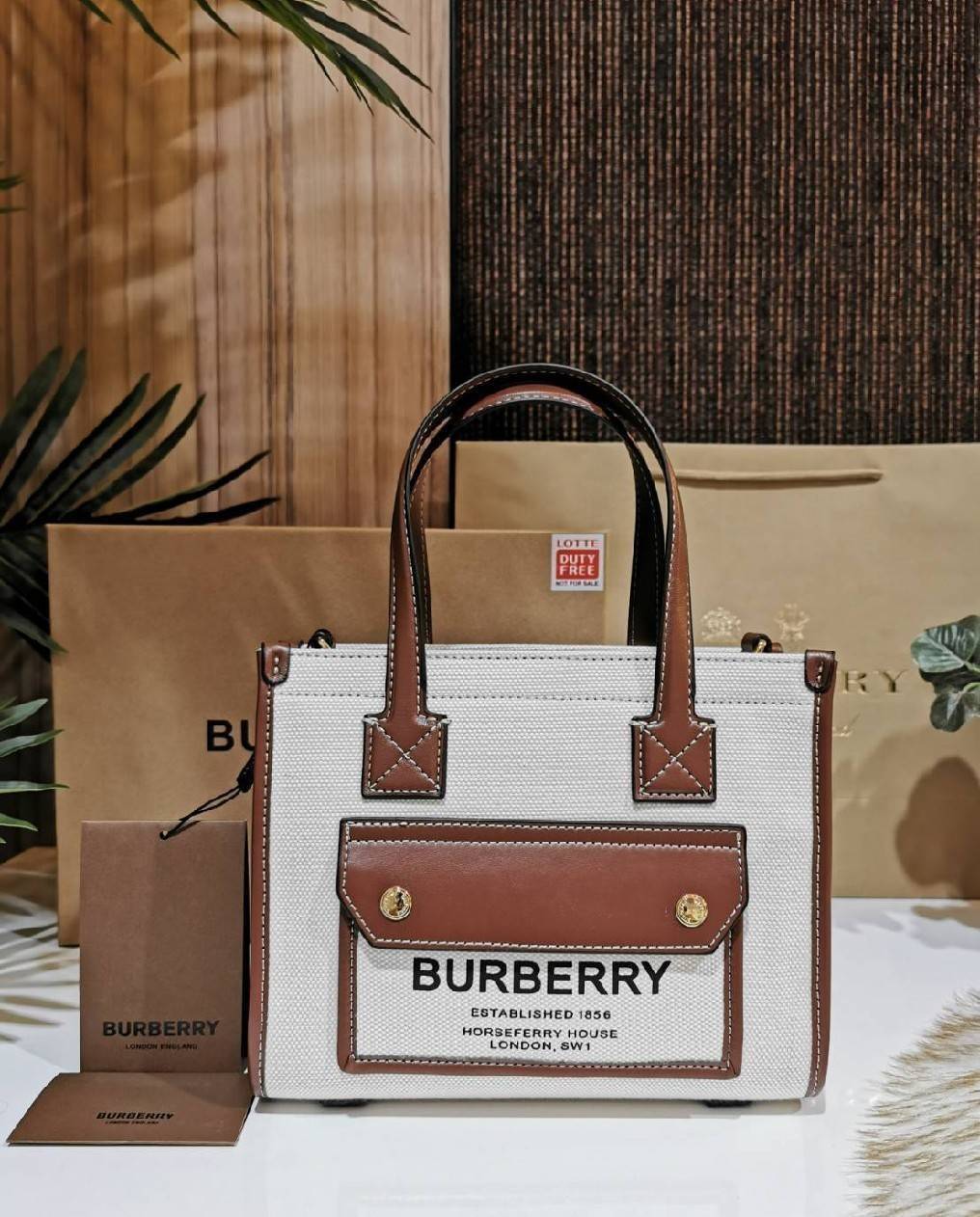 BURBERRY FRAGRANCES CROSSBODY BAG VIP GIFT WITH PURCHASE (GWP) พรีเมี่ยมกิ๊ฟ Limited Edition จาก BURBERRY PERFUME วัสดุ Canvas & Leather ทรงเหลี่ยม TwoTone ดีไซน์สวยอยู่ทรง ด้านหน้ามีช่องใส่ของ ภายในโล่งกว้าง สามารถใส่กระเป๋าสตางค์ยาว มือถือ ของใช้ได้เยอะ