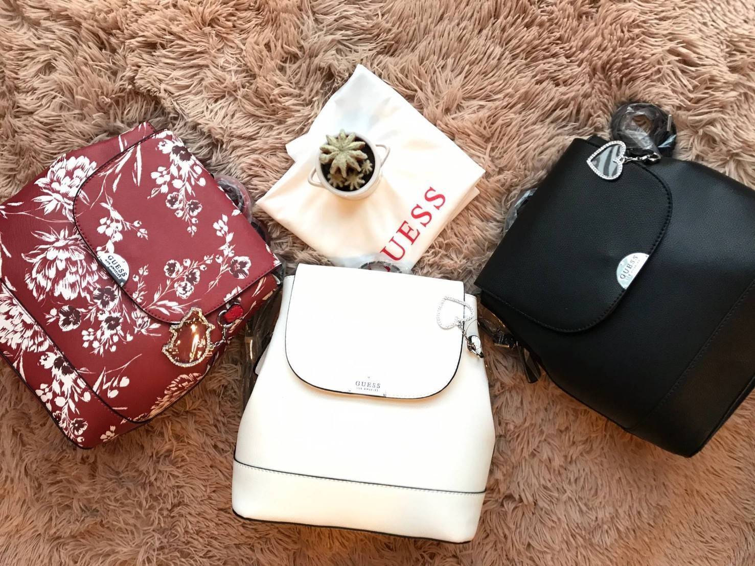 GUESS CASSIA LOGO BACKPACK รุ่นใหม่ชนช้อป!! กระเป๋าเป้สะพายขนาดกลาง ตั้งอยู่ทรงสวย เปิดปิดด้วยกระดุมแม่เหล็ก ขยายปากกระเป๋าได้ด้วยกระดุมทั้ง2ด้าน ภายในบุผ้ามีลายsignatureแบรนด์ มีช่องซิปแยกจากช่องใหญ่ ด้านหลังมีช่องซิปเพิ่มใช้งานได้จริง สายสะพายปรับความยา