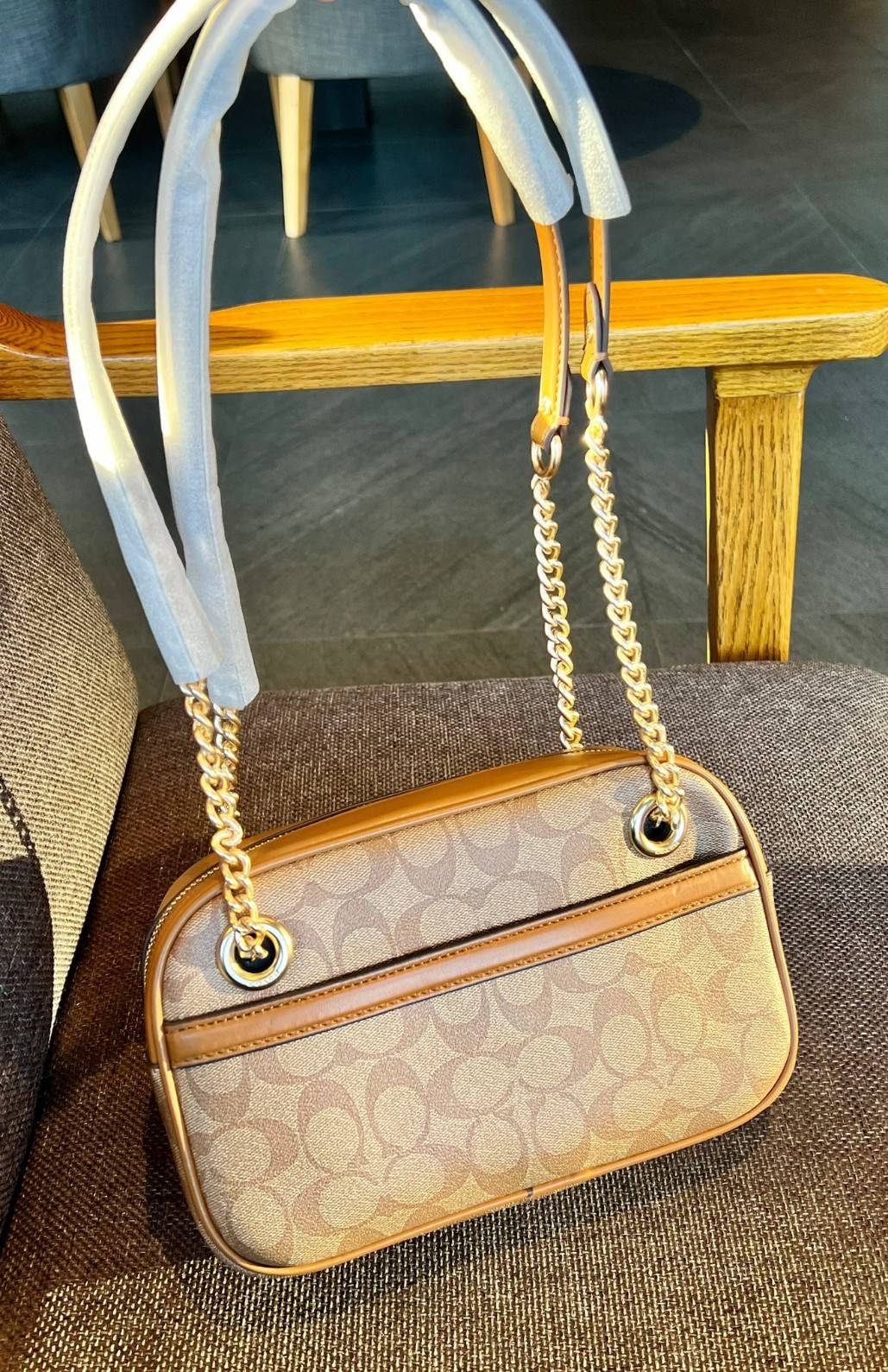 COACH CAMMIE CHAIN SHOULDER BAG IN SIGNATURE (C8149) สวย หรู ดูดี ทางนี้จ้าสาวๆๆ สินค้าต้องมี ห้ามพลาด! 🌟พร้อมส่ง จำนวนจำกัด ก่อนหมด! กับกระเป๋าหิ้วหรือสะพายไหล่ สายสะพายไหล่ในตัวแบบโซ่มีหนังรองบ่า สวยงามมากๆค่ะ