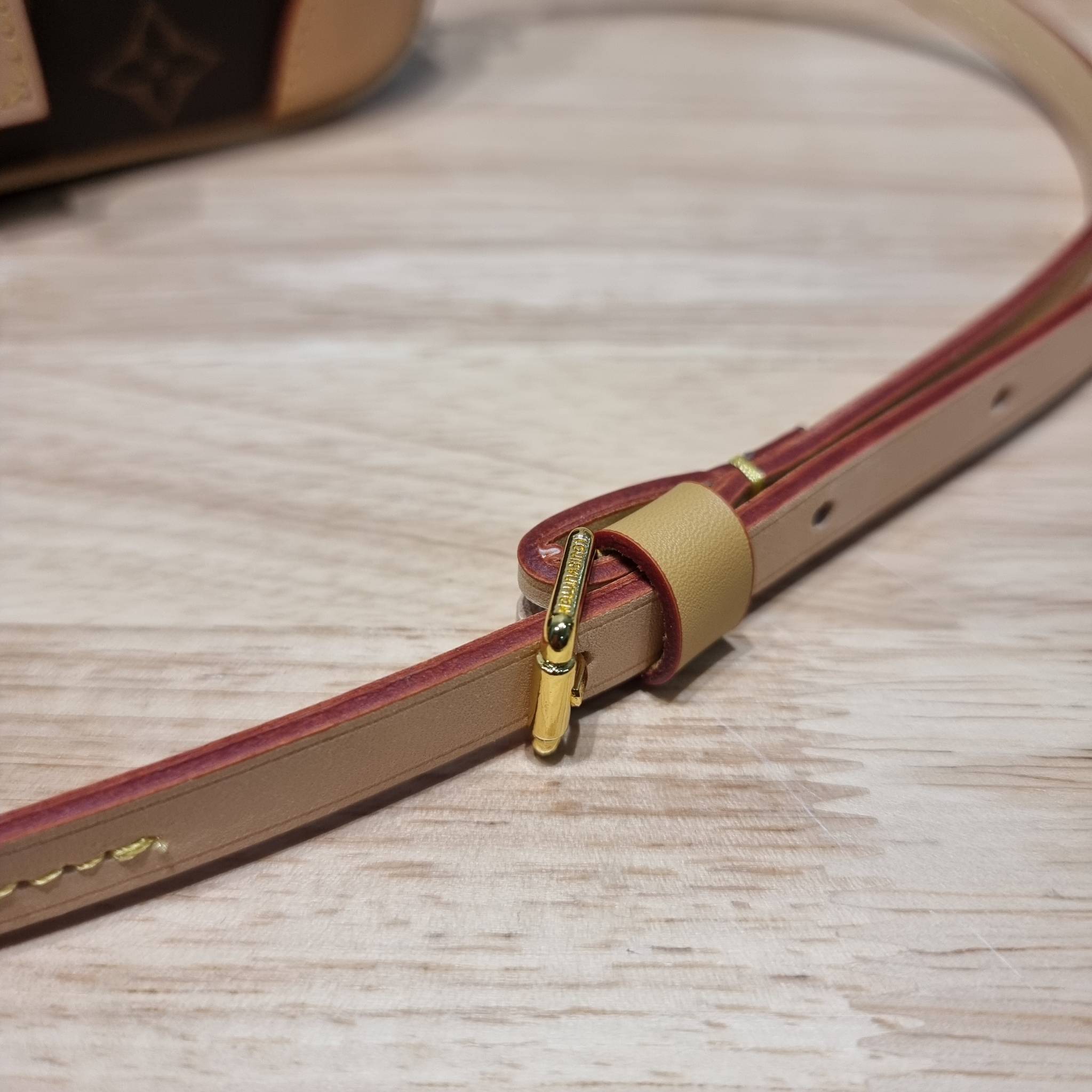 LV Deauville Mini Monogram Canvas bag เดอะเบสท์เซลเลอร์ ที่ใครก็ตามหา กับกระเป๋าสะพายทรงกล่อง ไซส์เล็กกะทัดรัด พกพาสะดวก รูปทรงสวยหรู วัสดุหนังแคนวาสสลับหนัง