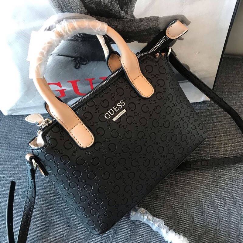 GUESS BALDWINPARK MINI BAG กระเป๋าถือหรือสะพาย วัสดุ Saffiano PU คุณภาพดี นิ่ม น้ำหนักเบา ด้านหน้าประดับด้วยโลโก้แบรนด์สวยหรู ตัวกระเป๋าลาย G ทั้งใบ เปิดปิดกระเป๋าด้วยซิปสะดวกใช้ ด้านในโล่งกว้างมีช่องสำหรับใส่ของหลายช่อง ใส่กระเป๋าสตางค์ใบกลางได้ ใส่Iphon