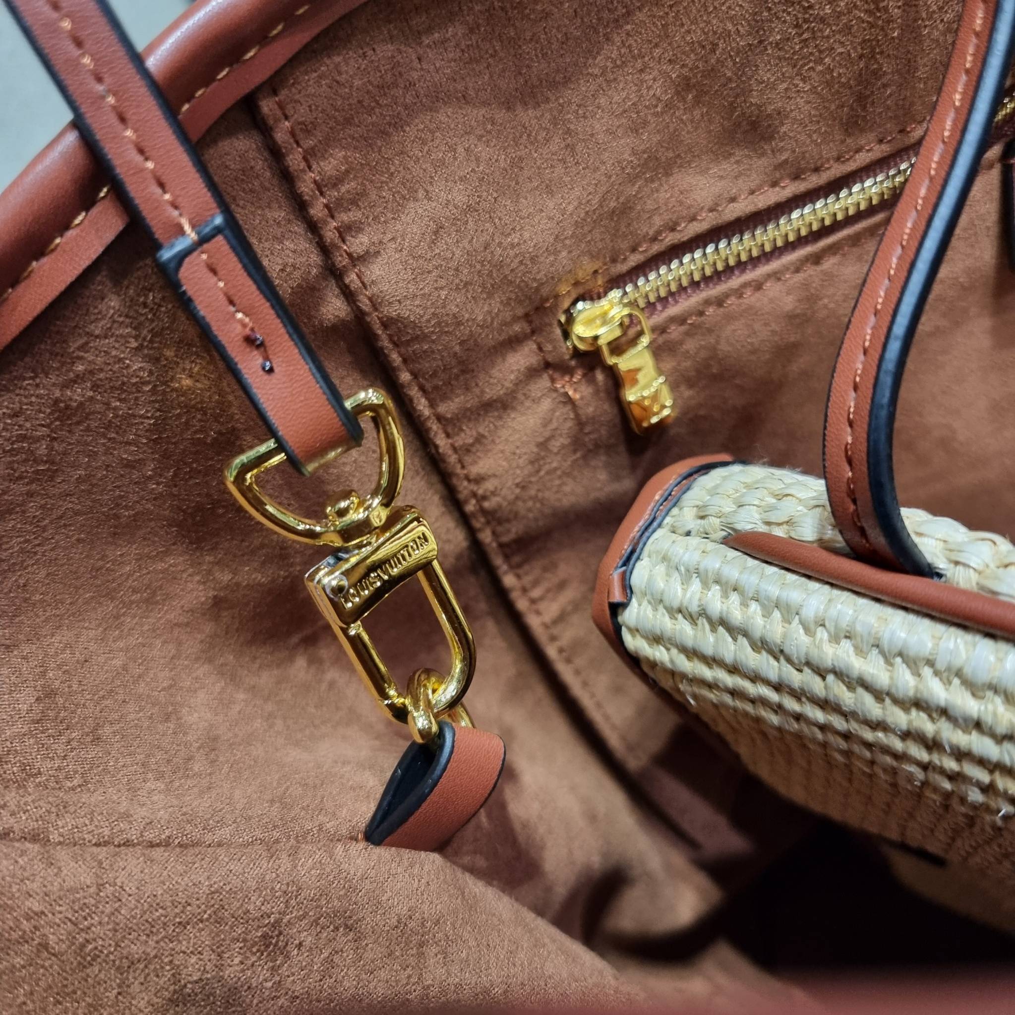 LV SAINT JACQUES LIMITED BAG ไอเท็ม เอ็กซ์คลูซีพจัดมาให้สาวๆโดยเฉพาะ!! กระเป๋าสะพายใบใหญ่รุ่นลิมิเต็ดหายาก ด้วยวัสดุสังเคราห์จากธรรมชาติ สานเต็มใบออกมาเป็นลวดลายสวยงาม และยังโดดเด่นด้วยโลโก้ สีโทนอุ่น ทำให้ไอเท็มนี้ ดูดีน่าค้นหา มาพร้อมใบลูกอีกหนึ่ง ที่สา