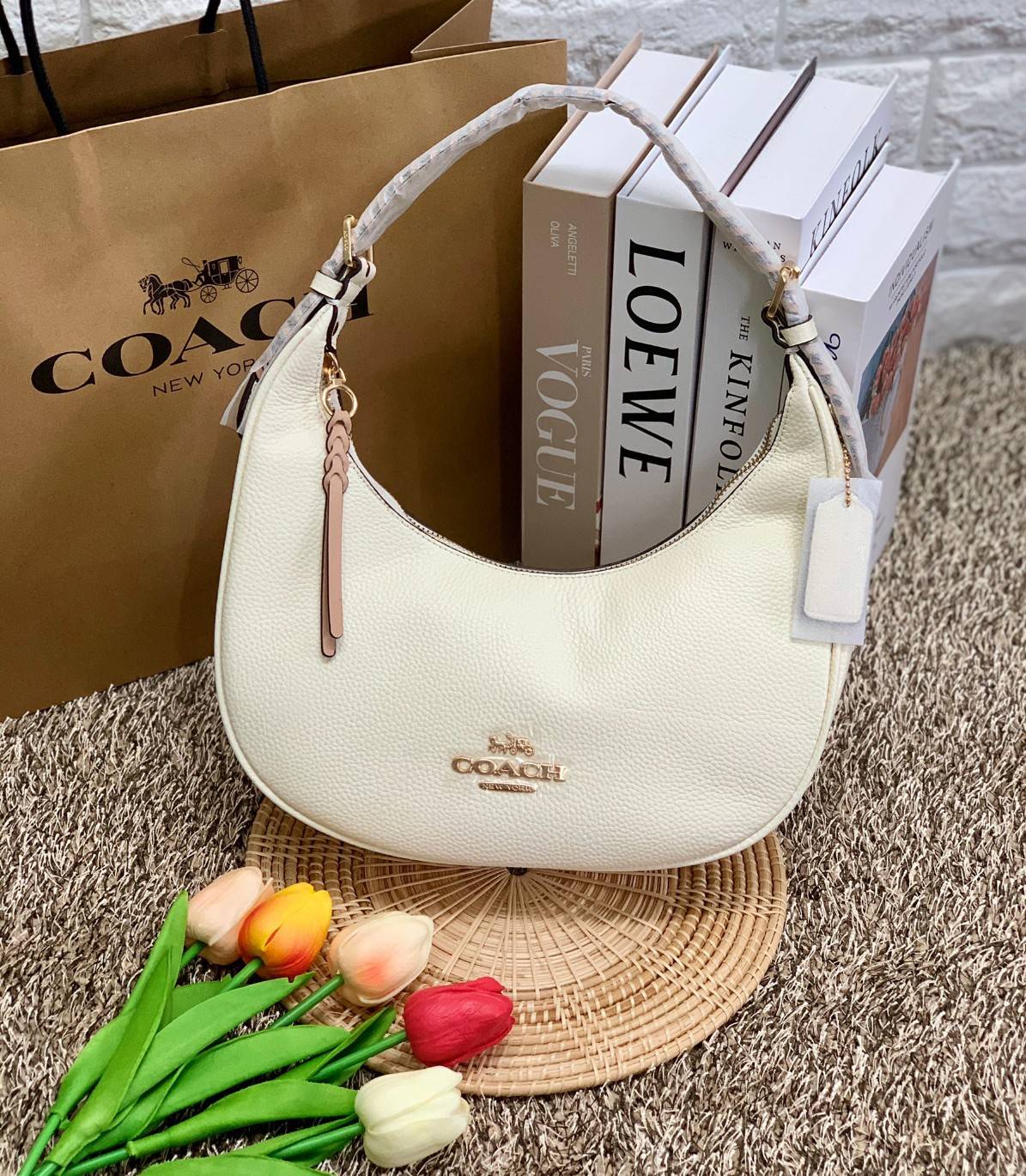 COACH BAILEY HOBO WITH WHIPSTITCH ((C4108//C1322)) พร้อมส่งที่ไทย!! สวยจริงไม่จกตาแน่นอนค่าา กระเป๋าทรงโค้ง ใช้แบบหิ้วหรือคล้องไหล่ก็ดูดี ใช้วัสดุหนังแท้ชั้นดี หนังสวยมากๆค่ะ ด้านหน้าใช้อะไหล่แบรนด์ตัวใหญ่ หรู ดูสะดุดตามีเดียว