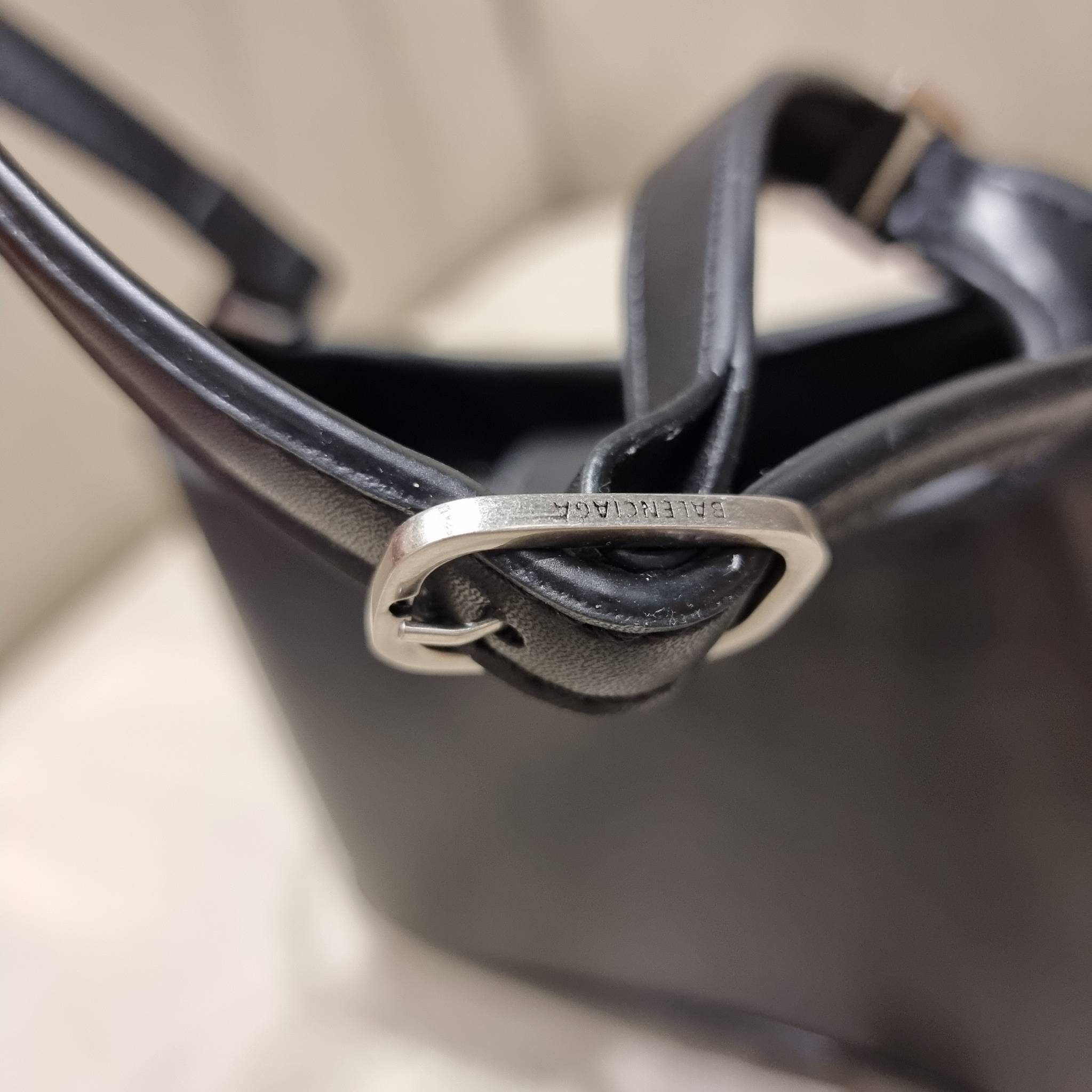 Balenciaga XX small leather shoulder bag กระเป๋าสะพายดีไซน์สวยเลิศ!! ไม่ซ้ำ เอกลักษณ์ที่โดดเด่นด้วยรูปทรง และขนาดที่กำลังเหมาะใช้งาน พร้อมดีไปหมด!! วัสดุสังเคราห์เรียบหรู ปากกระเป๋ามีแถบแม่เหล็กคาดกันของหล่นได้ ภายในกระเป๋าเป็นช่องโล่ง มีช่องซิป และช่องย่